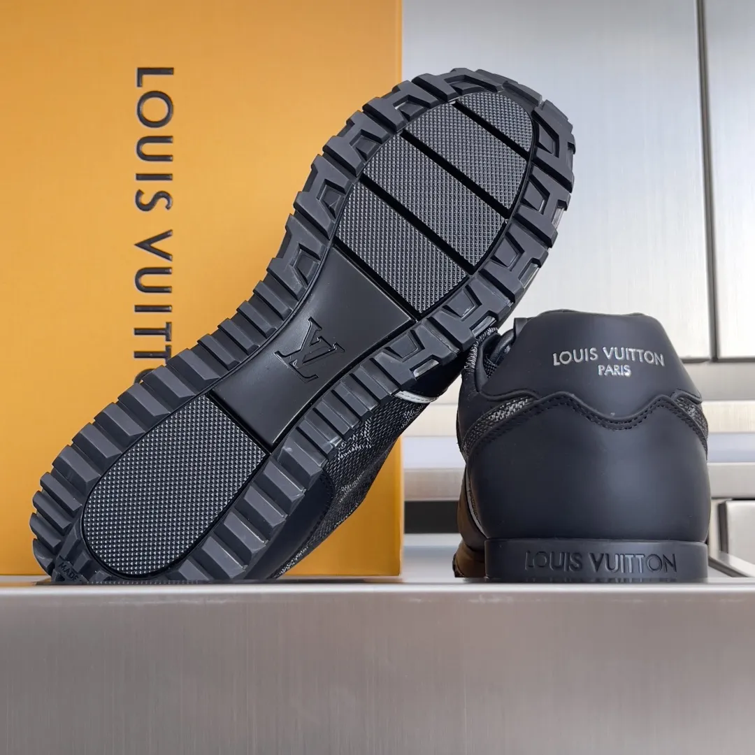 顶级版本:男款390💰 LV 路易威登 驴牌L家 经典Run Away系列 休闲 运动鞋 老爹鞋 原版购入开发 做货 本款 Run Away 运动鞋融汇品牌经典 Monogram 压纹粒面牛皮革和 Epi 牛皮革,以坡跟橡胶外底诠释跑鞋灵感。LV 字母和路易威登巴黎标识分别点缀鞋舌和后部 配送专柜精美包装🛍📦 ▪️ 面料:原版定制进口头层牛皮 ▪️ 内里:原版定制羊皮+透气网里 ▪️ 鞋底:原版开模防滑TPU材质 ▪️ 底厚:4CM ▪️ Size: 男款39-46