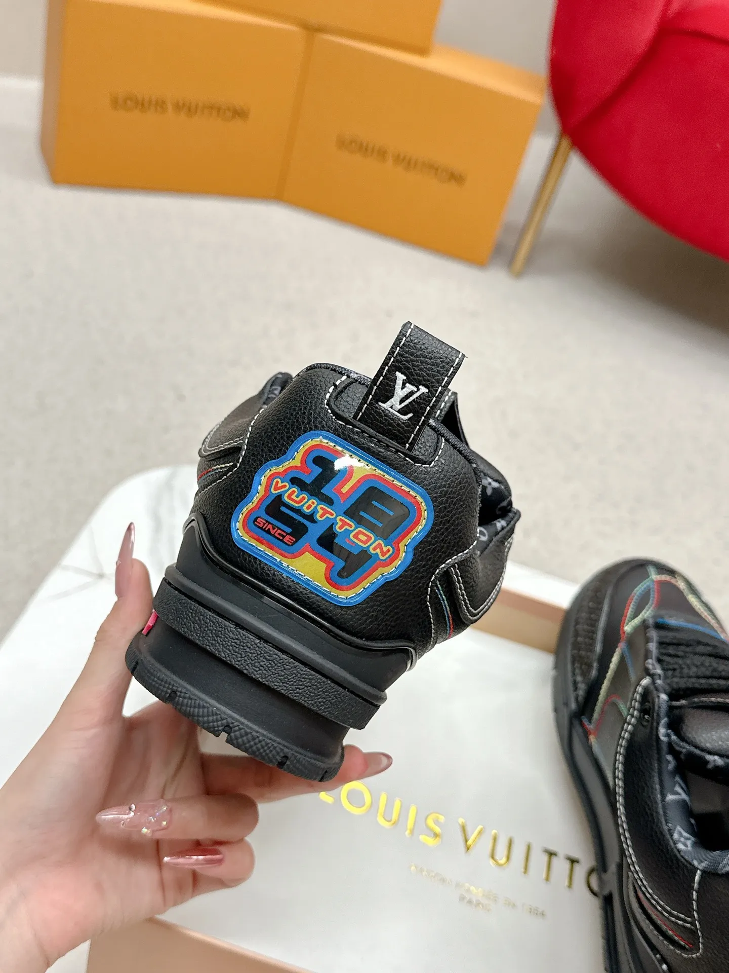 🅿️ 💰 360 Louis Vuiton&middot;路易威登🍀 🍀 LV Skate系列面包鞋-滑板鞋-篮球鞋-休闲运动鞋 顶级版本🔝原版购入开发做货👍🏻[烟花]LV Skate从2020年开始延续The View专业滑板鞋款，这种风格延续了90年代肥大的版型。设计师们添加了俏皮的元素，例如开放式网面鞋舌和向Axion、es和DC致敬的夸张鞋带。这款LVSK8运动鞋不同于典型的滑板鞋，它采用牛巴革制成，带有TPU饰边和Monogram纹理。最后，还有鞋跟和鞋舌上的logo以及侧面花卉图案。 ☑️ 面料:原版定制头层牛皮+透气网面 ☑️ 内里:原版进口透气网里 ☑️ 码数:女35-40 男39-44（女41男45.46订制 不退换）