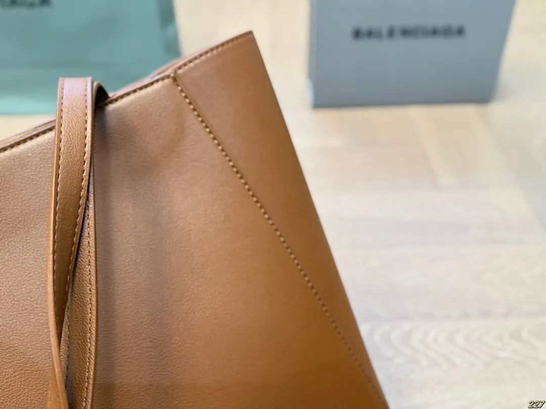 &yen;140/&yen;135 BALENCIAGA巴黎世家 Hampton Carry All托特包❤️ 低调有质感，独特的艺术气息 标志性logo 辨识度超高～ 设计简单新颖。相当有质感✔️ 空间超大 质感超好很厚实但又不失柔软‼️ 尺寸36 27/24 26