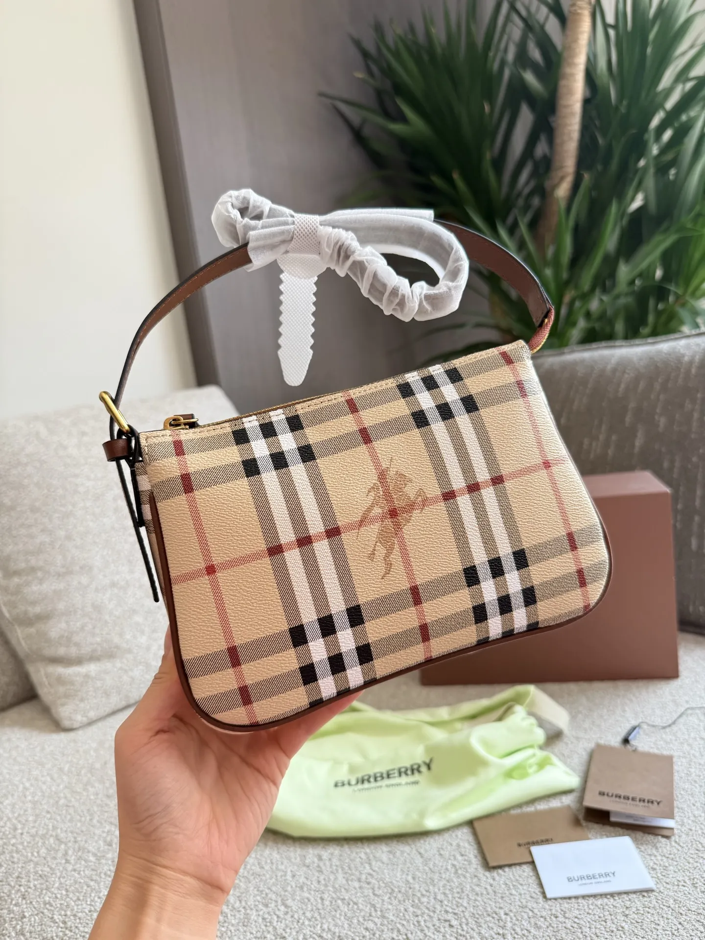 p100 burberry|舍 不得扒出来的宝藏包包新入的burberry麻将包~ 老花麻将包很实用皮质柔软!日日非常的百搭复古高级感 背出去逛街被问了好多次o把这个宝藏包包分享给姐妹们~记得捂紧自己的口袋9哟