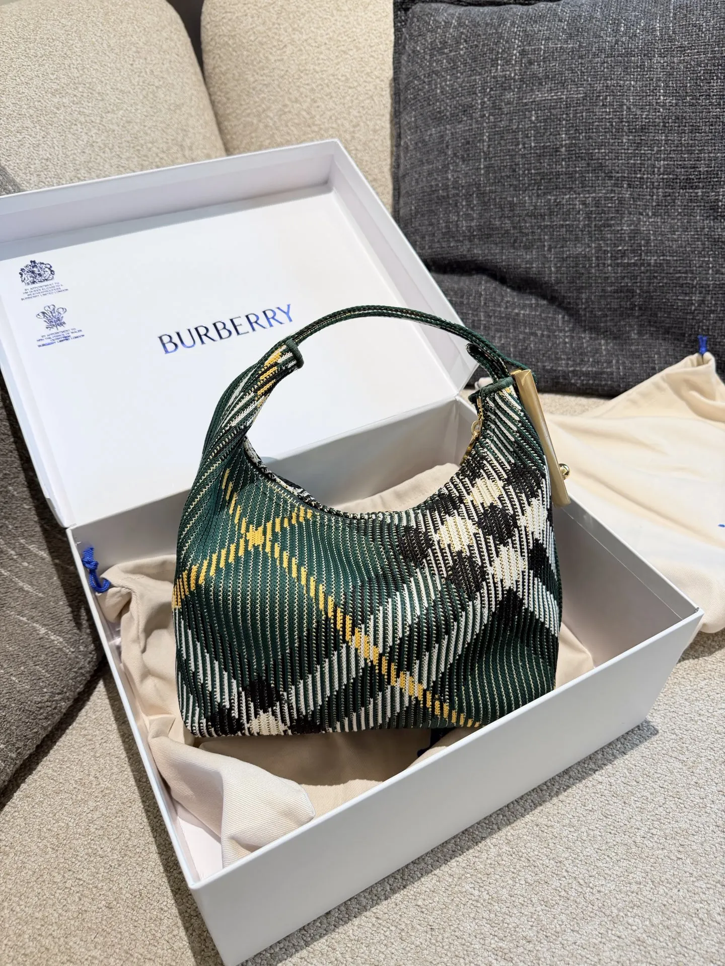 p215 Burberry粉色Peg腋下包 Burberry粉色Peg腋下包,采用柔软编织材质,触感温暖轻盈,春夏穿搭超适合!包身简约,经典格纹+蜜桃粉,清新优雅又百搭+。23x10.5x21.5cm约23x10.5x21.5cm,容量适中,通勤休闲都能hold住。双提手设计,手提肩背都OK,实用又时髦。Peg系列是Burberry经典款,时尚圈超受欢迎,春夏裙装或休闲装都能轻松搭配,日常出街必备!