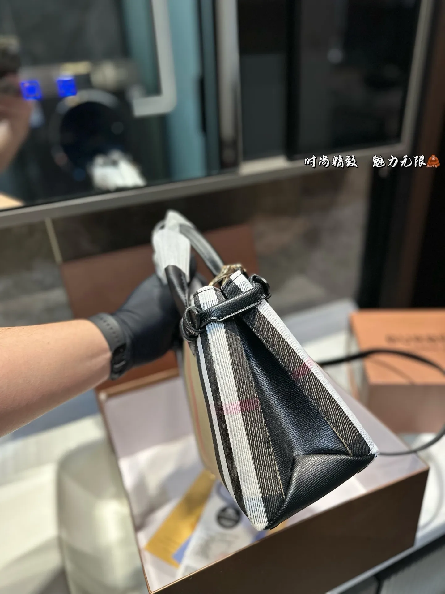 ❤️p165（礼盒包装）❤️ 上❤巴宝莉/burberry 购物袋 这款真的是太好看了吧 你们千呼万唤的款💓💓 怎么背都好看 质量超🐂B PK专柜品质 美妞必留款 趁着现货 抓紧留 size 26 19cm