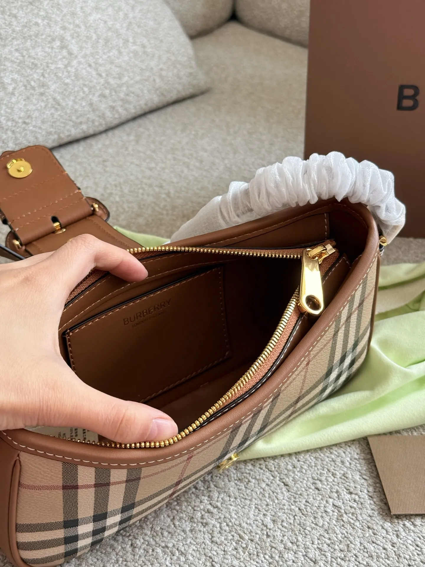 p155 你的夏日必备包款|BURBERRY 采用BURBERRY品牌典藏格纹,将复古的英伦风展现得淋漓尽致,不同的包型可以打造不同的风格体验感25cm