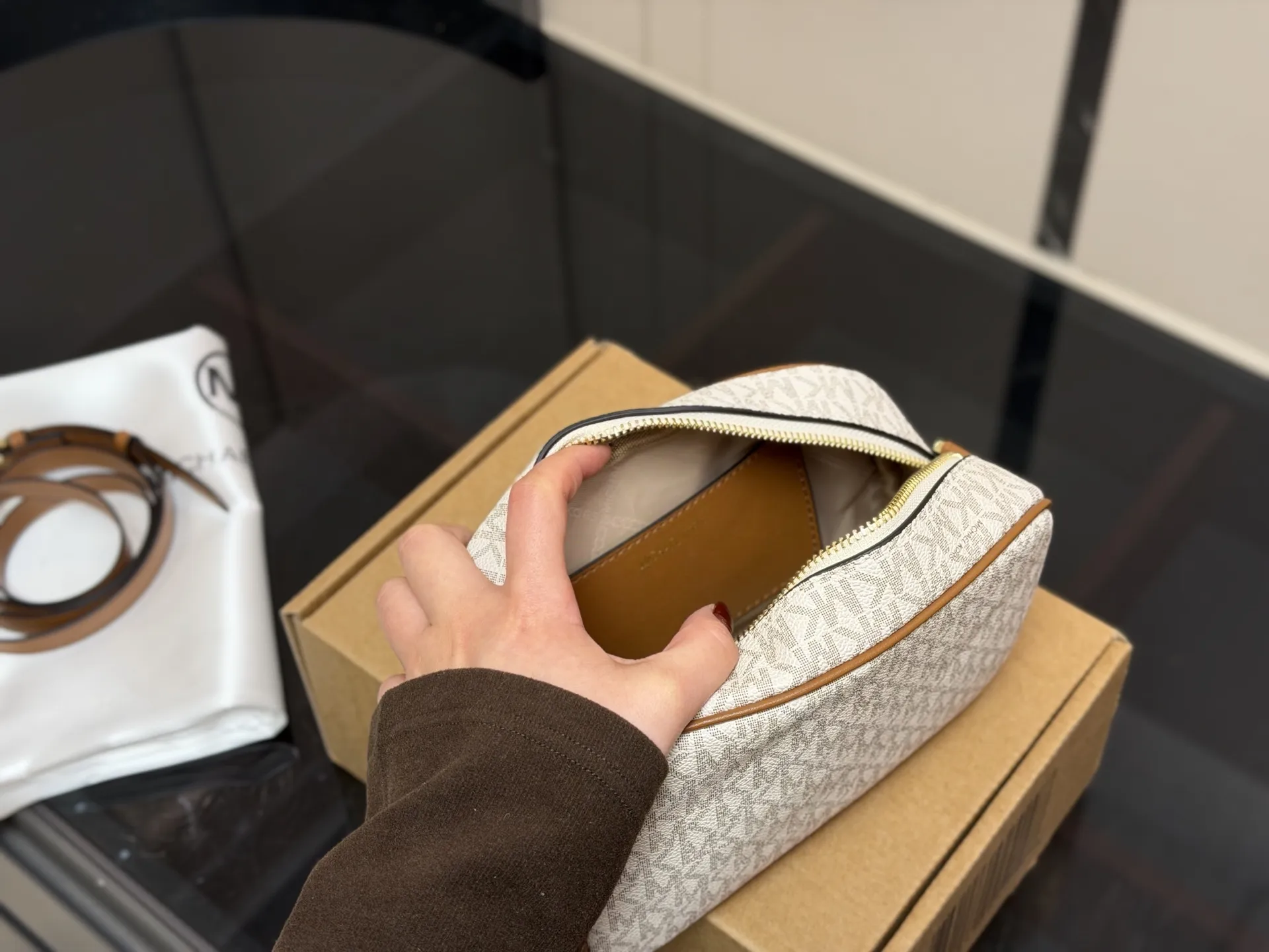 &yen;160 配礼盒 size：21*14cm mk 新品相机 你会发现它越看越好看！ 实用型 容量大