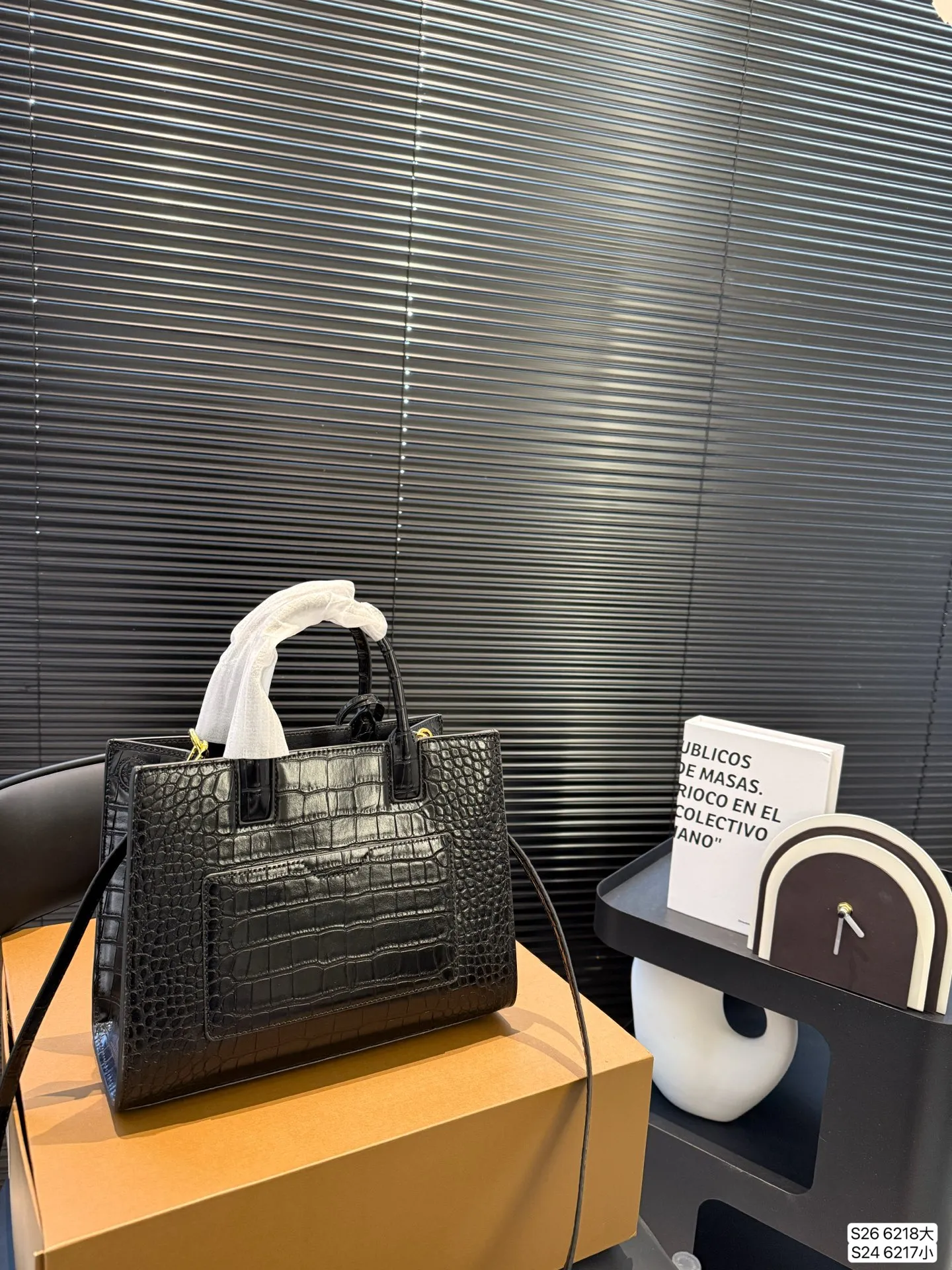 大号P180 小号P170 配折叠盒子巴宝莉Burberry |托特包 新款托特包包啊! 侧面吸口模式 手提的同时 蒂一根长肩带可以斜挎和单肩! 快来买呀 尺寸:大号33 24 小号27 21 货号大6218 小6217