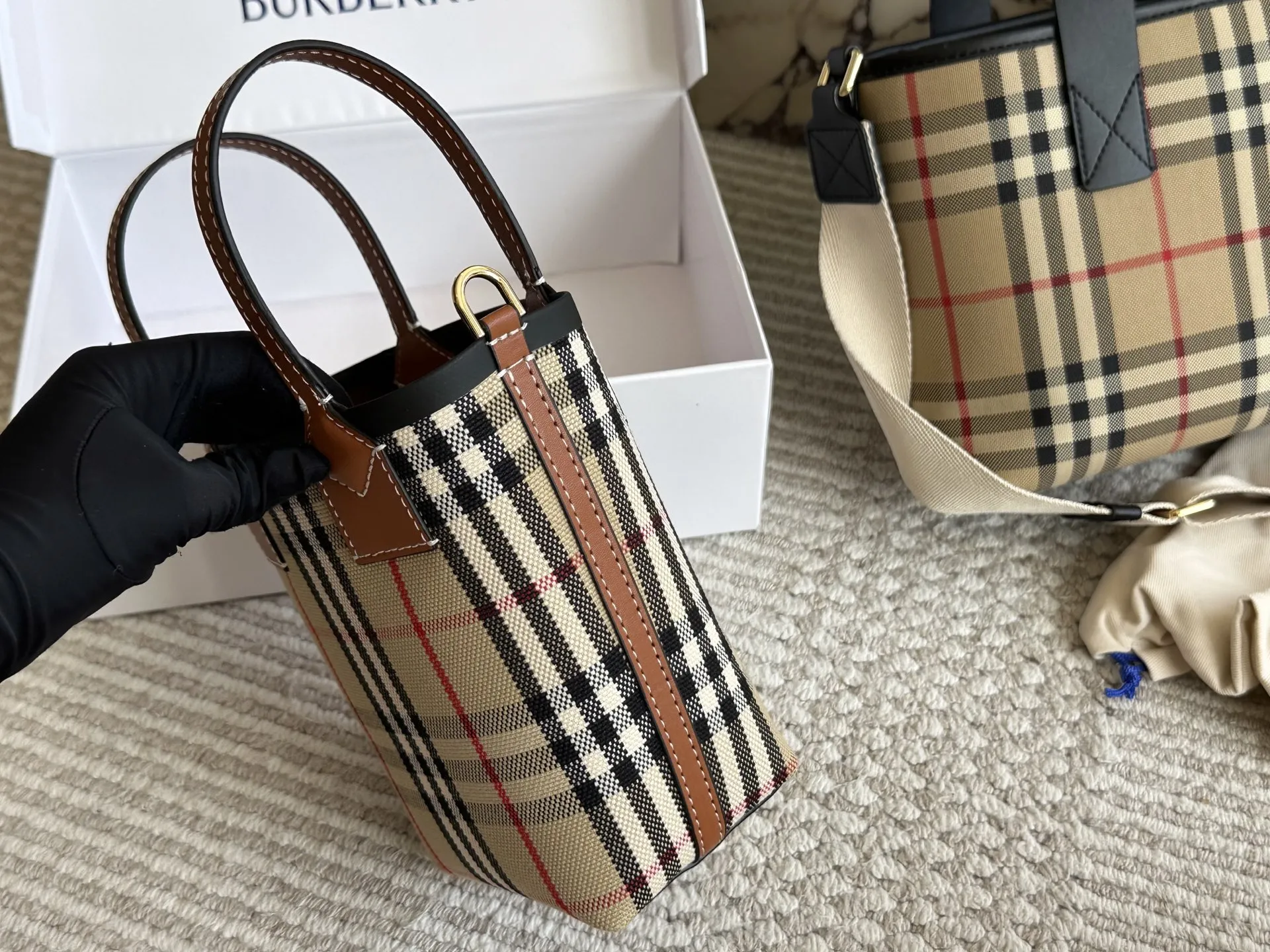 💰150 配盒 size:底宽11 上宽20高18 Bur|可爱的小 格纹水桶包/菜篮子 超级经典的小格子哦!