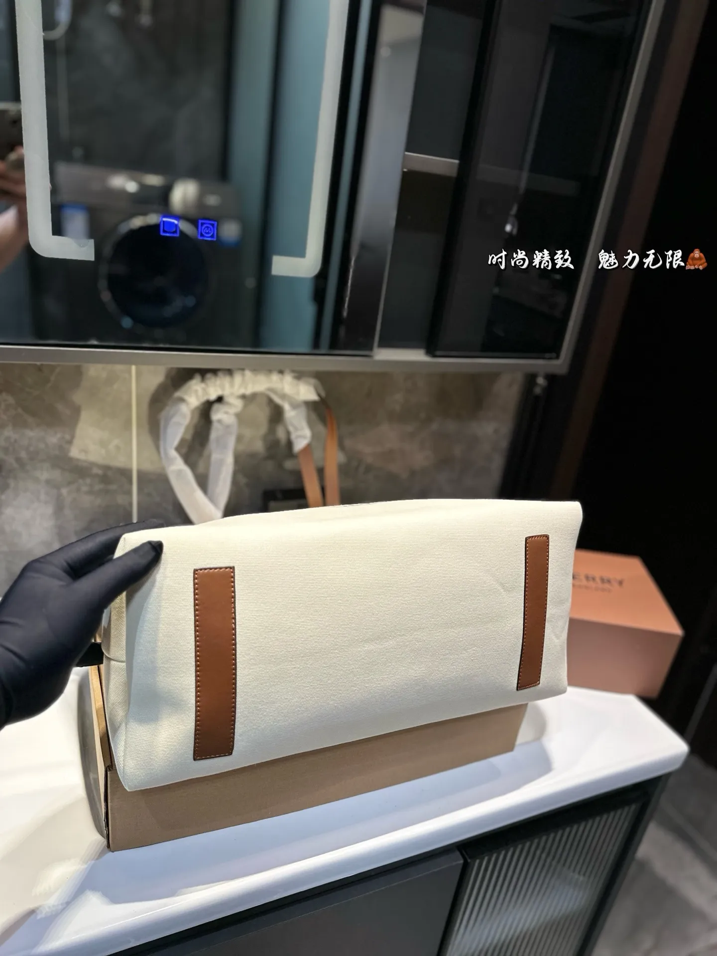 ❤️p160❤️ Burberry 2020SS托特包!!购物袋 推 荐给大家 巴宝莉大家好.推荐给大家是2020SS走秀款非常实用和百搭.相对很多托特包来说.这个款满轻便又耐用的一款! 太喜欢这个款式啦 推荐自留 尺寸 45 33