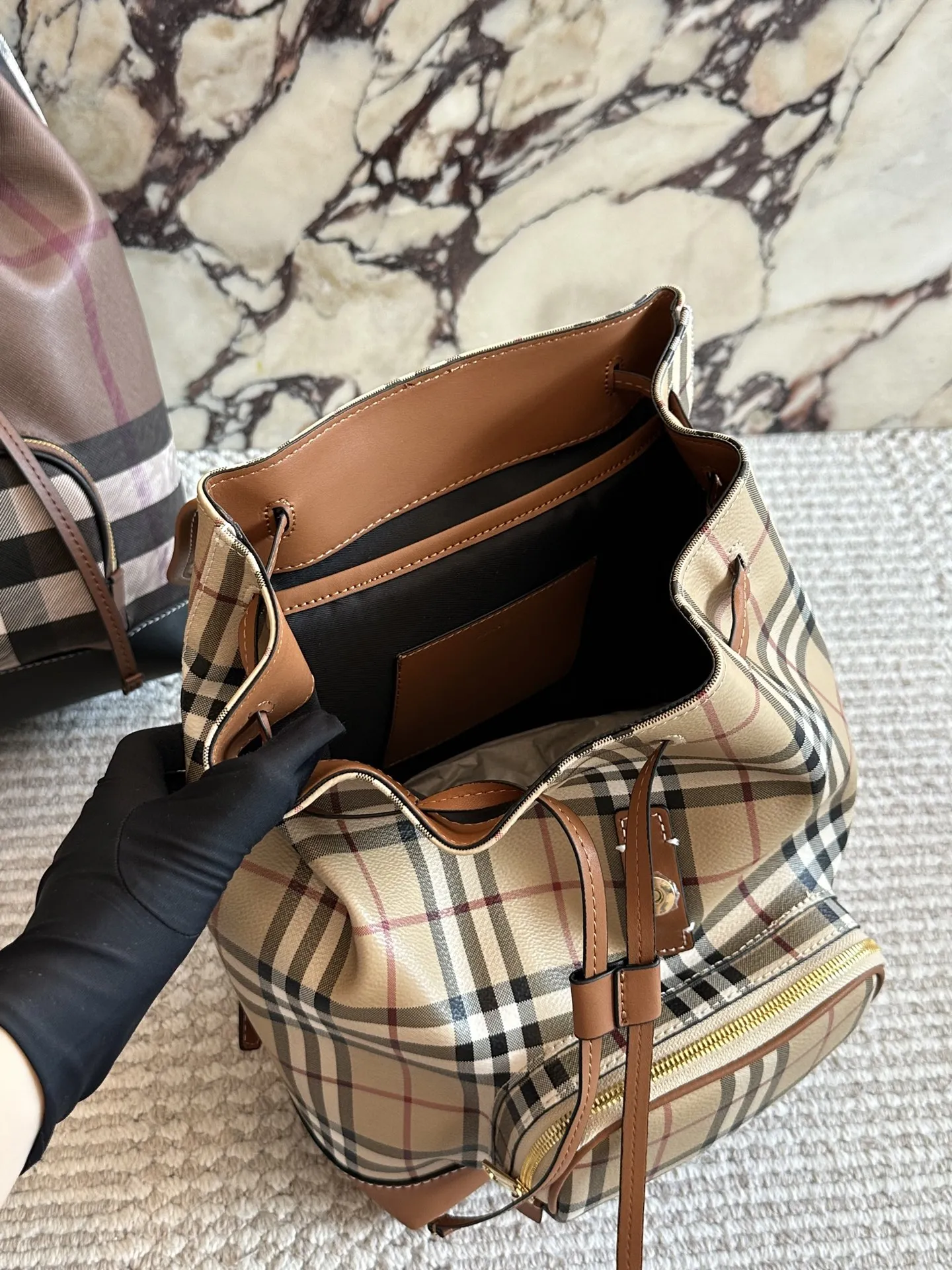 p195 超级乖的格纹双肩包 终于终于到货啦!!!这要经典格纹的女士双肩包, 不要 太乖哦背起来一白容量也很大, 经典又百搭,博柏利双肩 包#享 #burberry #格纹双肩 包27×35