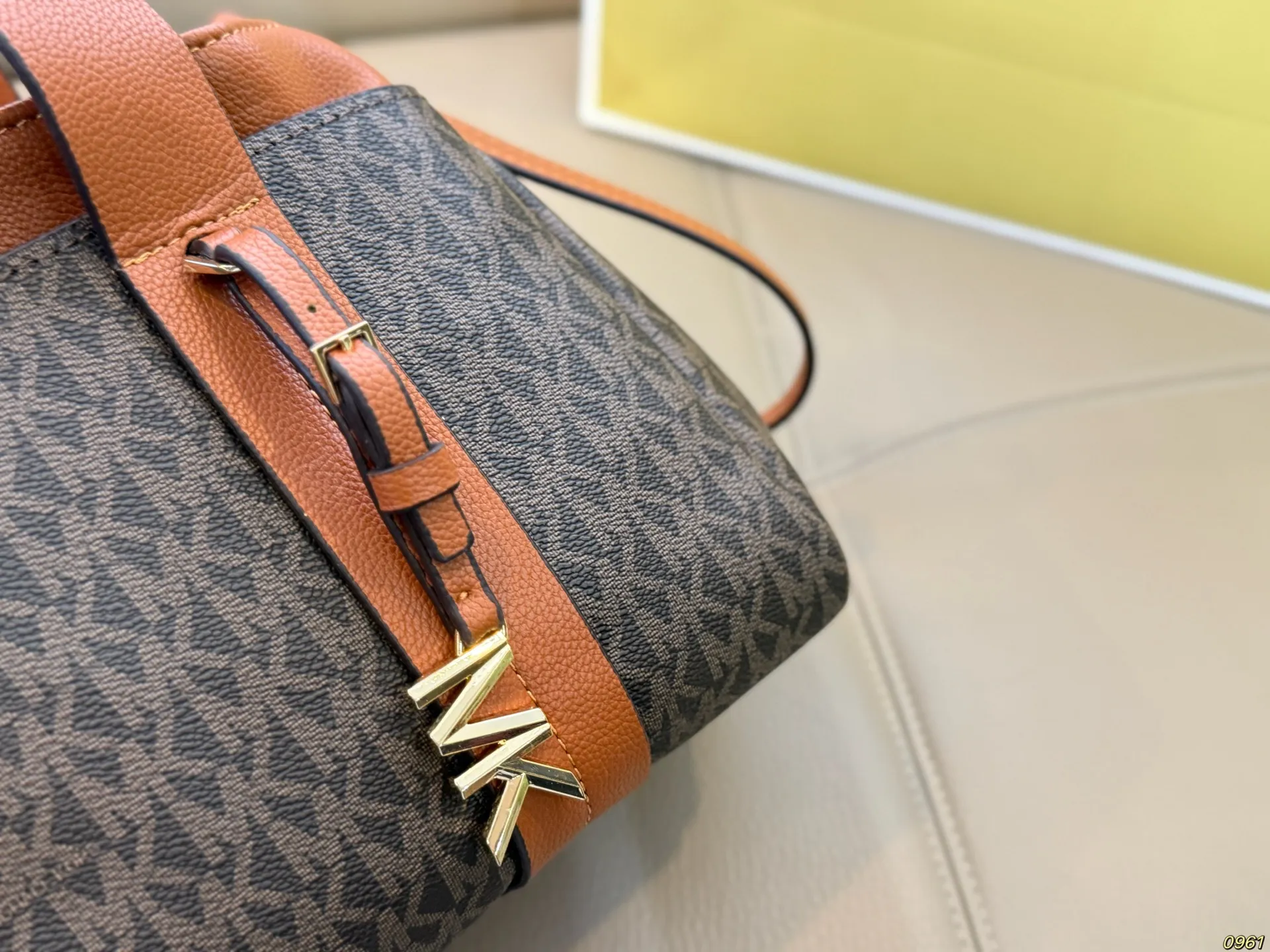 &yen;165折叠盒 MK手提包托特包 简直无法拒绝 超显气质 高级感十足 集美必入款 尺寸32 18