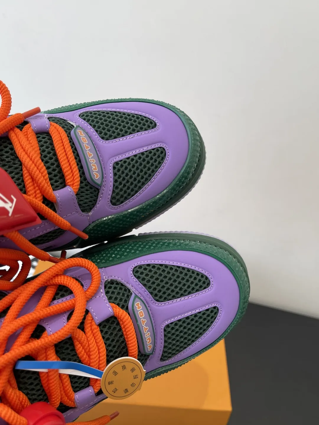 400💰新版面 Louis Vuiton路易威登 Skate系列面包鞋滑板鞋 运动鞋(配饰➕60❗️) LV Skate从2020年开始延续The View专业滑板鞋款,这种风格延续了90年代肥大的版型。设计师们添加了俏皮的元素,例如开放式网面鞋舌和向Axion、es和DC致敬的夸张鞋带。这款LVSK8运动鞋不同于典型的滑板鞋,它采用牛巴革制成,带有TPU饰边和Monogram纹理。最后,还有鞋跟和鞋舌上的logo以及侧面花卉图案。 面料:原版定制头层牛皮+透气网面 内里:原版进口透气网里 鞋底:原版开模tpu大底 码数:35-45