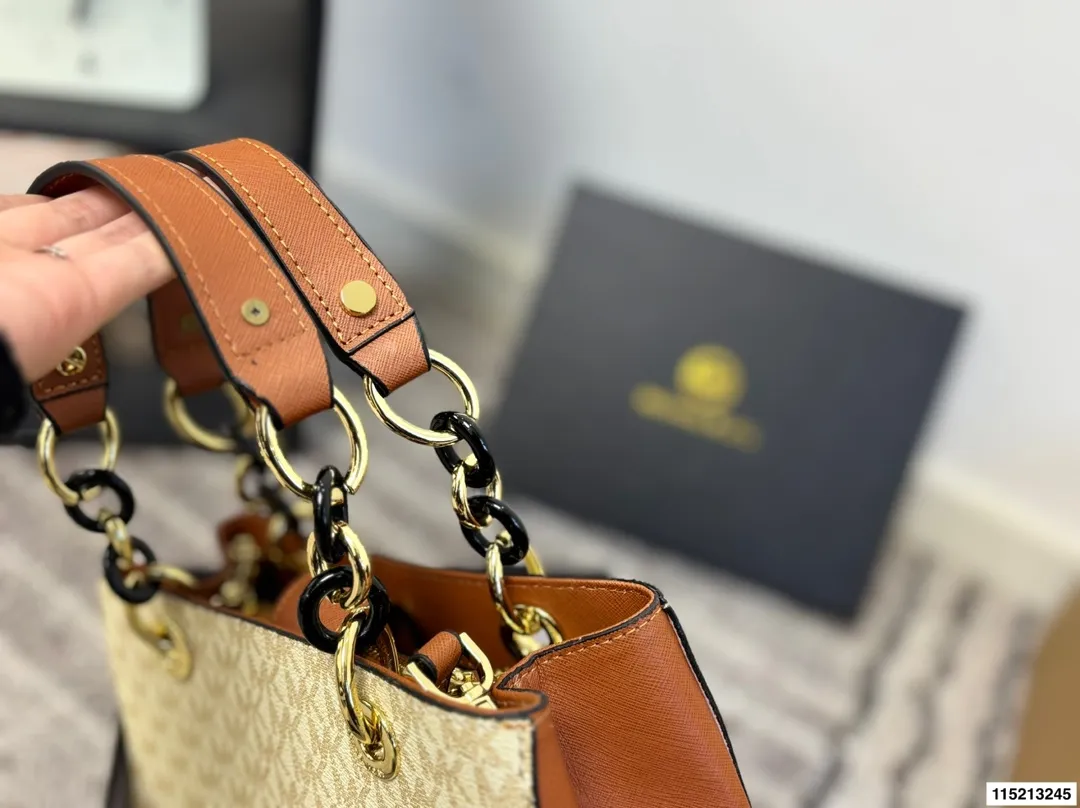 p145 配盒 尺寸25×19 MK 新款老花托特包购物袋托特包 标志性logo印花,🉑️手提斜挎,出行、游玩都可以带上它❗️