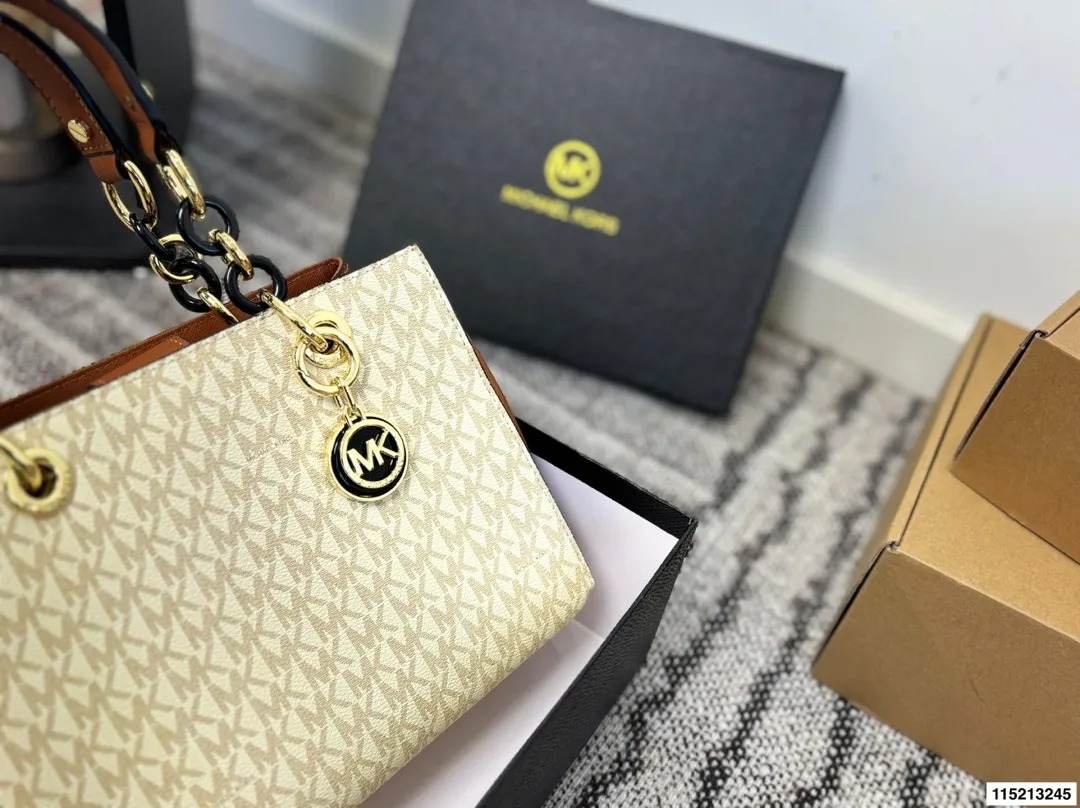 p145 配盒 尺寸25×19 MK 新款老花托特包购物袋托特包 标志性logo印花,🉑️手提斜挎,出行、游玩都可以带上它❗️