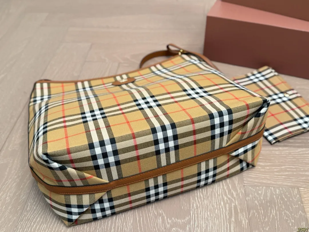 &yen;150 Burberry 巴宝莉👜 简直必备款 上身真的很好看 经典气质款 日常出行 容量很大 尺寸33 35