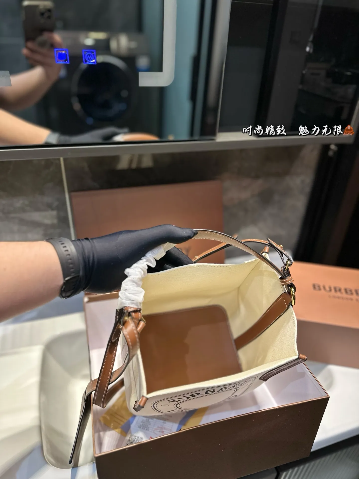 ❤️p130❤️ Burberry越来越文艺了 很久没有巴宝莉有这样心动的感觉了之前也只见过官宣照片 实物到手才发现比想象中的还要美简直一见钟情自从 Riardo tisci加入Burberry 以来搞了好多大事件!启 用新logo 开创新monogram打造全新包款 今年春夏毫不张扬低调上线的帆布系列包包 简直就是偷心多少人感叹因为这几款帆布包 也变成了不敢随便进的店新款的帆布水桶包不仅好看 造型和其他帆布包也不太一样特别的样式自带vintage气质帆布面料比全皮的看起来更有质感更特别自带文艺小清新的气息 上身搭配也是超乎想象的显气质 尺寸21*25.5cm