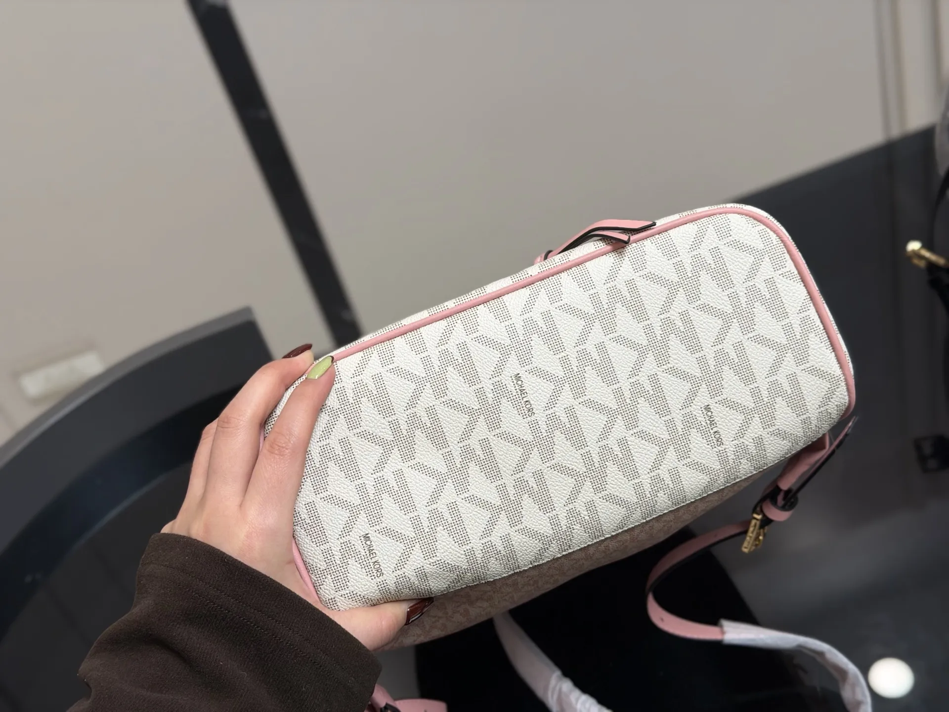 ¥190 配盒 MICHAEL KORS女包 新款RHEA ZIP拼色LOGO印花女士双肩包背包旅行拉链书包 Mk双肩算是所有同款中高端系列 Mk作为轻奢品牌原本价格就走平民路线 所以这种经典复古款式是势必要入一只的了 秋季计划出游提上日程的宝宝们 必备一款轻便容量又大的双肩哦! 简单耐用 大容量 实用性很强! 30×32cm