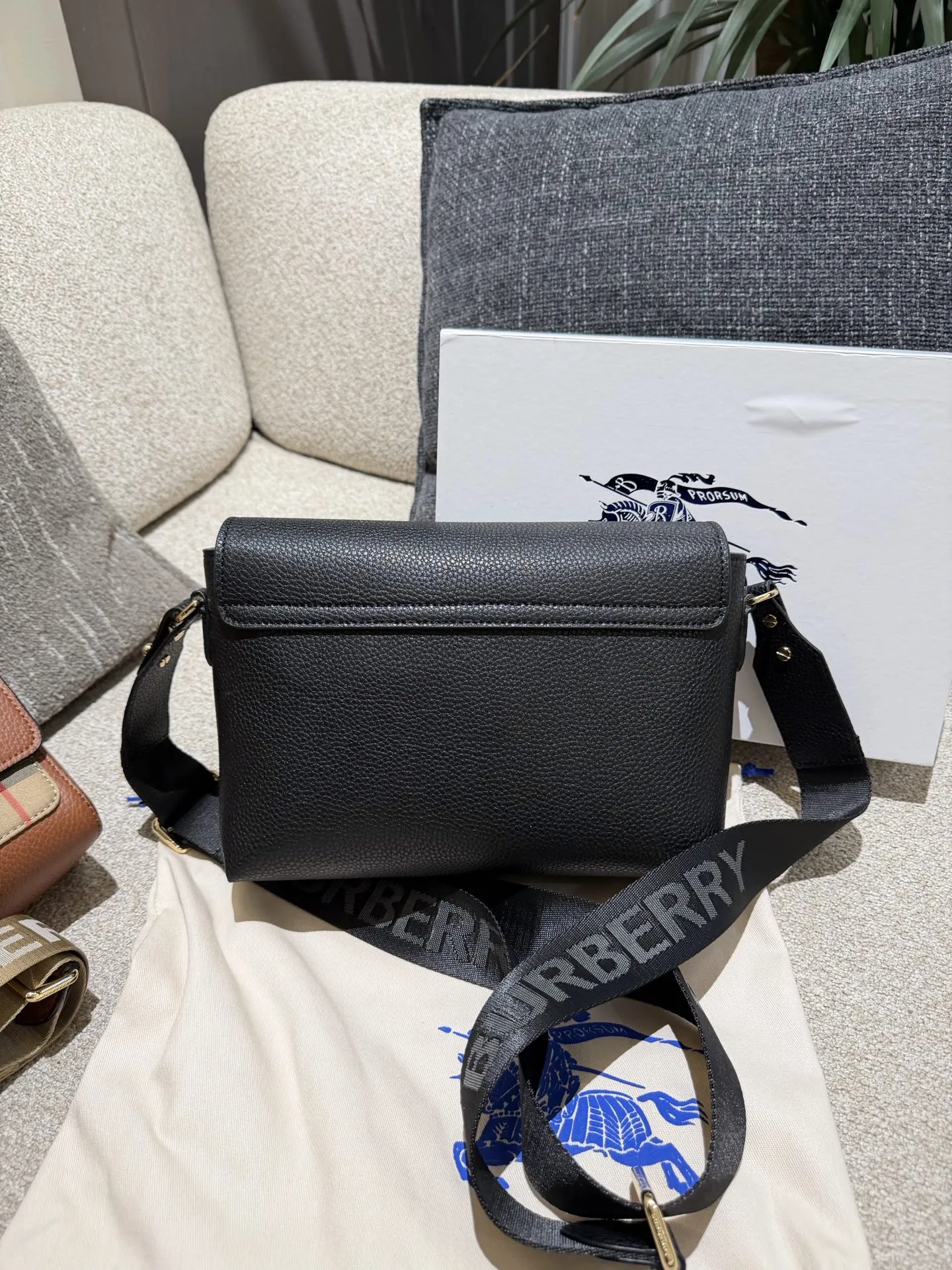 Burberry Note邮差包p165 Burberry Note邮差包,荔枝纹牛皮+经典格纹拼接,低 调又高级!25x17x8cm25x17x8cm,容量超能装,iPad、 雨伞都能放,通勤日常都OK++。宽肩带可调节,减压又百搭,休闲西装都能配。包盖吸扣设计,开合方便,内部空间合理,实用性满分!荔枝纹耐磨耐用,日常通勤、旅行都很 适合,是Burberry经典款,真的很推荐入手!