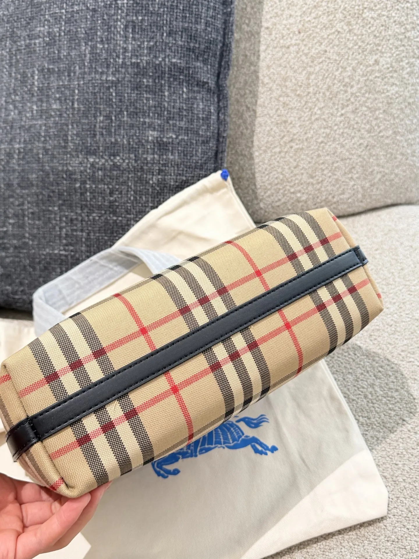 p150 Burberry家最新格纹迷你托特包，选用棉质帆布面料打造，格子面料搭配光滑皮革顶部提柄，有可调式斜背带。 顶部皮革提柄 可调式网纹肩背带开放式包口设计，搭配磁扣开合内侧口袋采用磁扣开合 尺寸 27/16.5/10