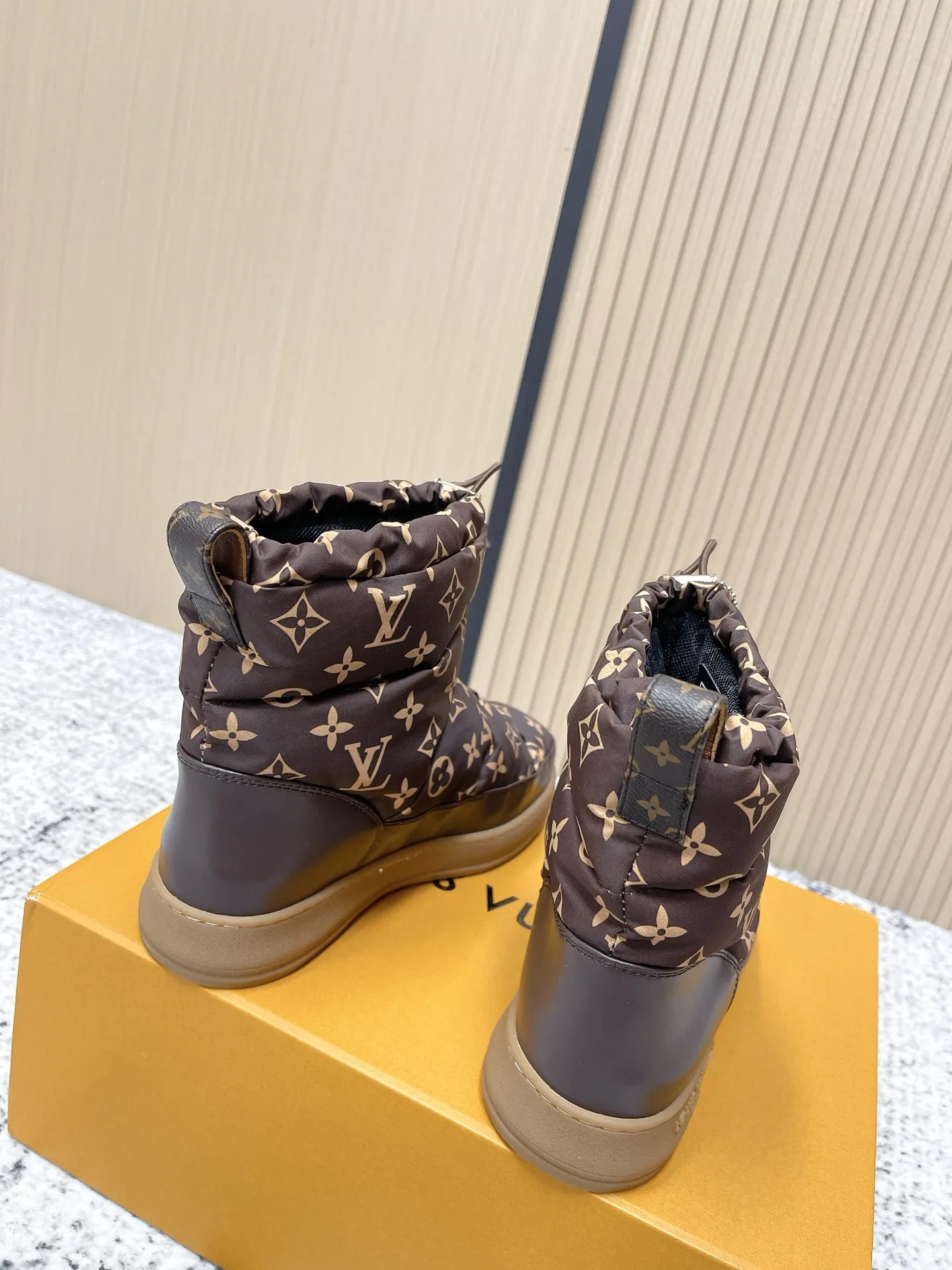 顶级版本:💰320 LV 路易威登 L家 驴牌 老花 厚底 羽绒 雪地靴 本款 LV Cloud 系带高帮运动鞋以舒适羊毛皮及经典 Monogram 帆布构筑舒暖瞩目构型,为 LV Ski 系列再添潮流一员,可在雪道运动与城市街头间无缝切换。交叉鞋带点缀亮泽孔眼,橡胶外底抒写路易威登标识 ▪️ 面料:原版定制进口防水布 ▪️ 内里:原版进口保暖BK布里 ▪️ 鞋底:原版开模防滑橡胶大底 ▪️ 底厚:3CM ▪️ Size: 35-39(40定做)