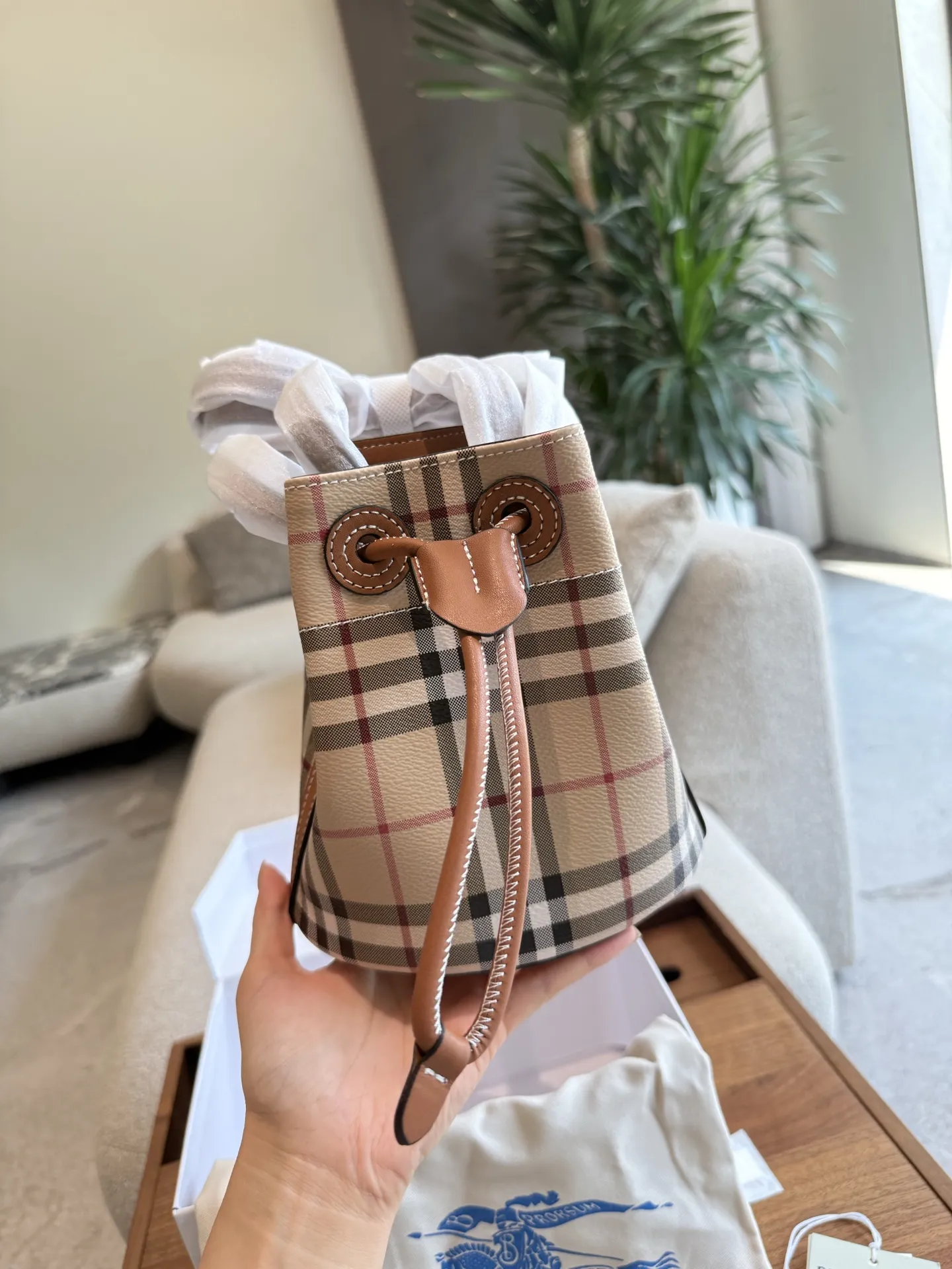 p165 年底到了。2快来-只BURBERR发财桶到发财$水桶包，选用涂层棉质混纺面料打造。于意大利工坊精制而成。 秋冬必备百搭斜挎包. 满满的高级感，时尚女士必备。 商品规格:16.5 x11x 18.5cm,肩背带最短垂直佩戴长度:48cm，肩背带最长垂直佩戴长度:54cm