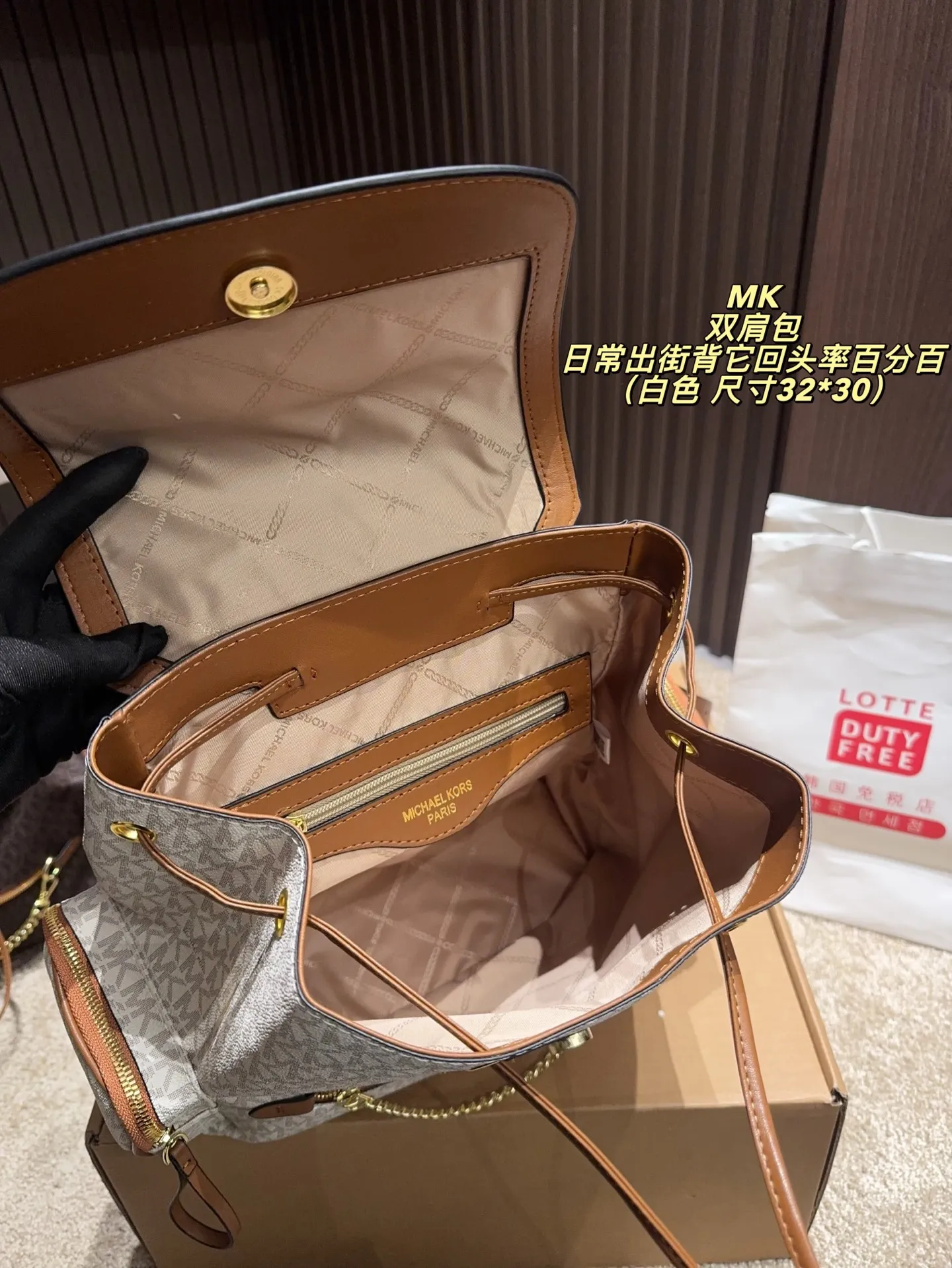 P200配飞机盒⚠️尺寸30*32 MK 双肩包 质感很高级 容量超级大也很耐用 日常出街背它回头率百分百 就是这种随性慵懒感