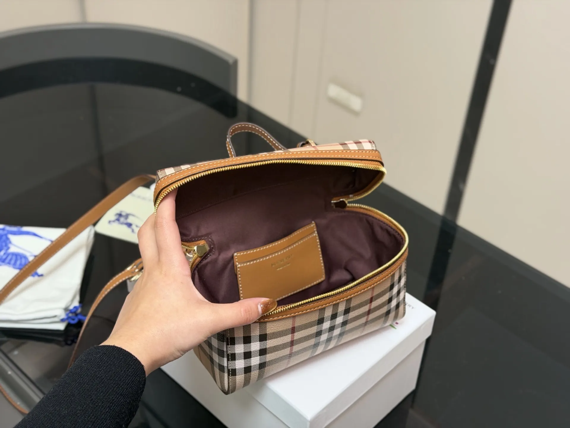 &yen;170 配盒 size：19.13 巴宝莉 LP小盒子包 性价比超高的一只格纹小盒子 真的好可爱呀 可甜可盐太可爱啦！ 可以手拿可以肩背长度刚刚好