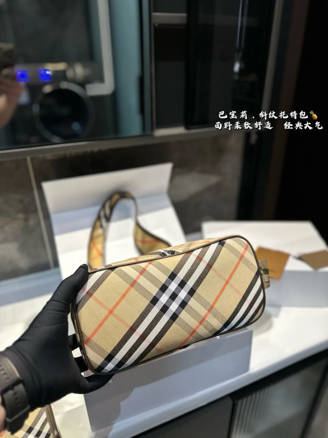 ❤️p180（礼盒包装）❤️ 巴宝莉Burberry 的托特包已经 Next level了！ 包包自带按扣安全感满满 附赠同色系小手包 满足多种使用方法 斜式格纹的设计简约而不简单 让人超想拥有！ 尺寸27.22