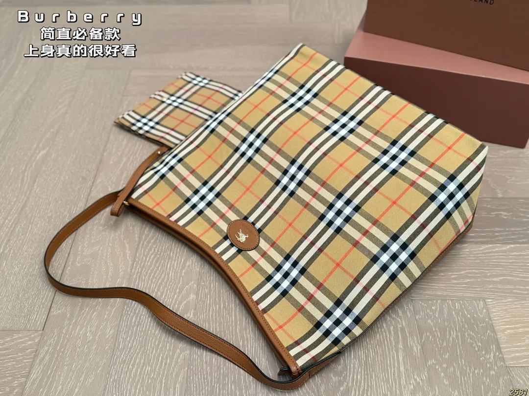 &yen;150 Burberry 巴宝莉👜 简直必备款 上身真的很好看 经典气质款 日常出行 容量很大 尺寸33 35