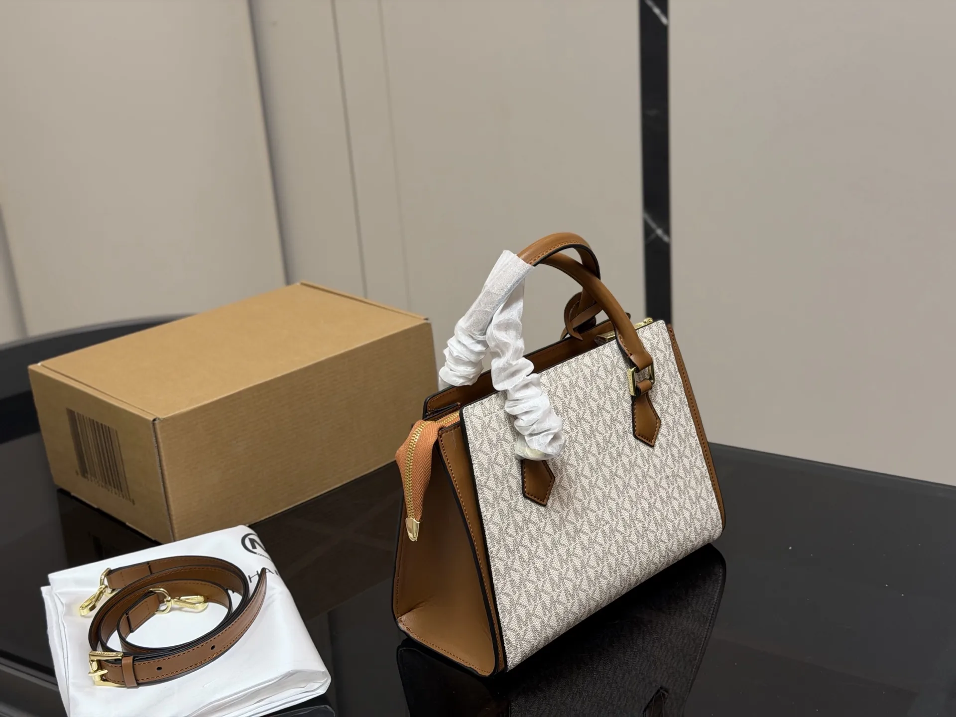 ¥170 配盒 size:26*20cm mk 新品 你会发现它越看越好看! 实用型 容量大