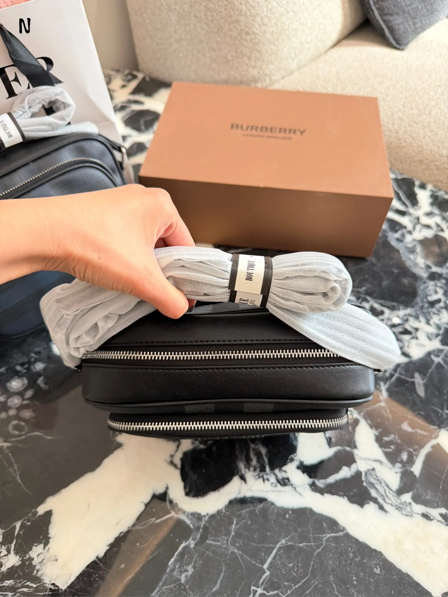 Burberry格纹相机包p190 品Burberry格纹相机包，经典深桦木棕+黑色皮革，英伦风满满!尺寸约20&times;17肩带可调节，单肩斜挎都OK，日常通勤或休闲出街都很适合t+。内部空间合理,手机钱包轻松收纳，实用又时髦。格纹设计辨识度超高,低调又有质感，是男士穿搭加分项，四季都能用，送礼也很有品味节。