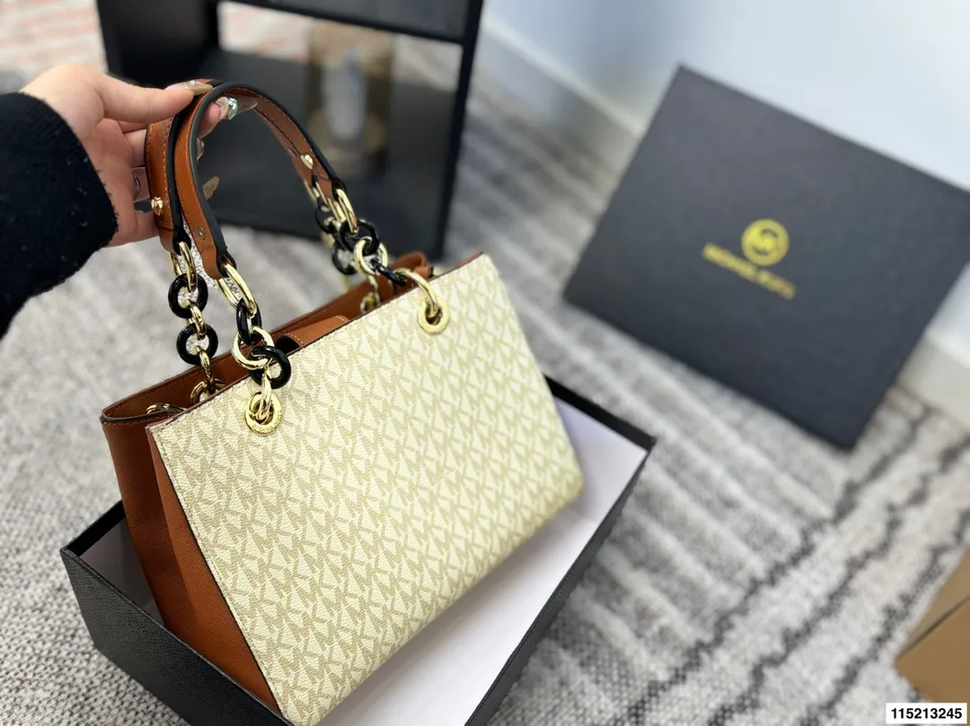 p145 配盒 尺寸25&times;19 MK 新款老花托特包购物袋托特包 标志性logo印花，🉑️手提斜挎，出行、游玩都可以带上它❗️