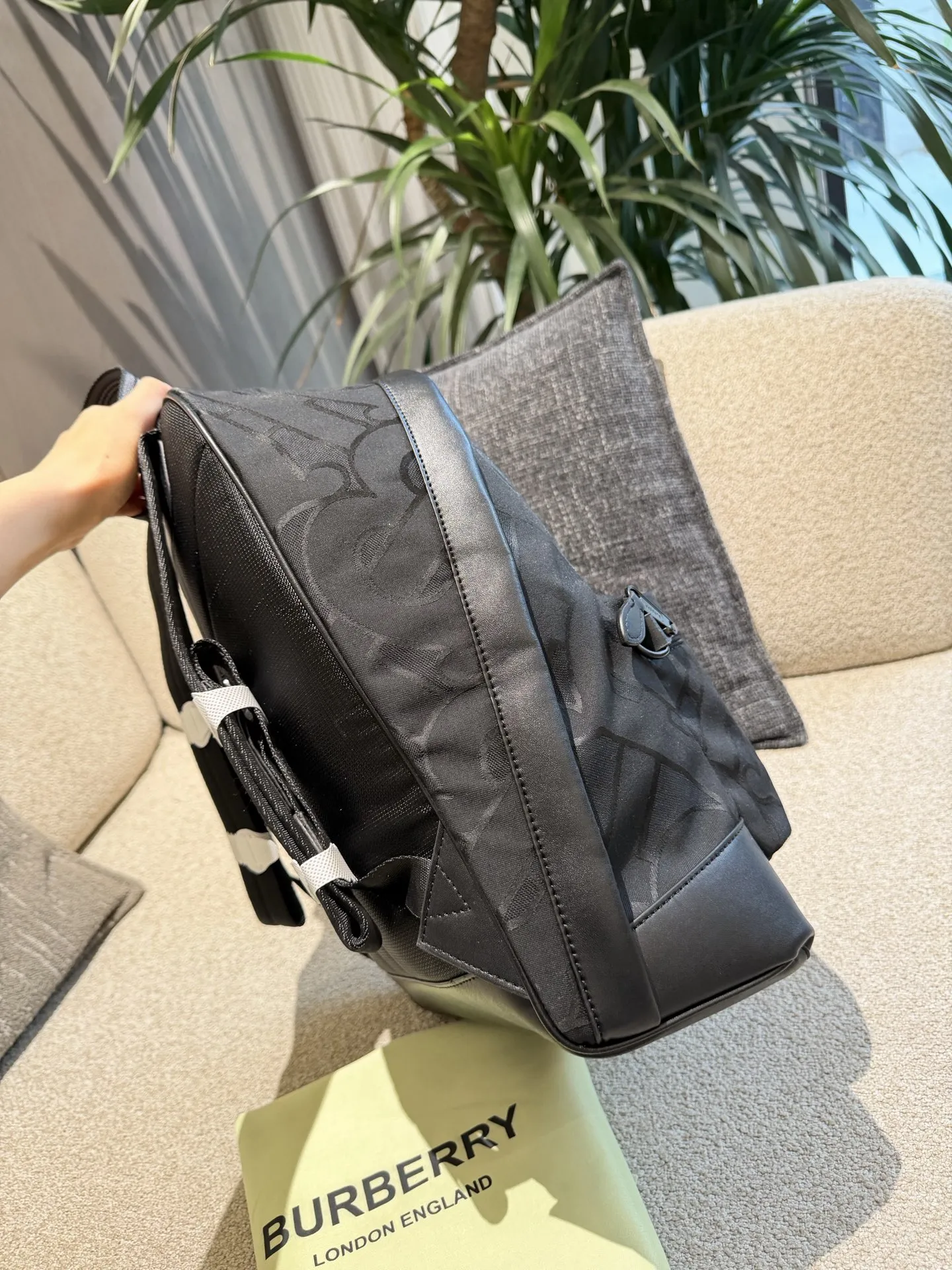 p220 Burberry TB标识尼龙双肩包 Burberry TB标识尼龙双肩包，黑色尼龙材质+经典TB提花，低调又有辨识度+。包身自重轻，容量大，通勤、短途旅行都超实用!内部隔层丰富，能装下电脑、文件等日常物品，外部拉链口袋方便收纳小物。尼龙材质耐用易清洁，还很环保。男女都能背，简约百搭，实用又时髦，是出行必备好物!32&times;40