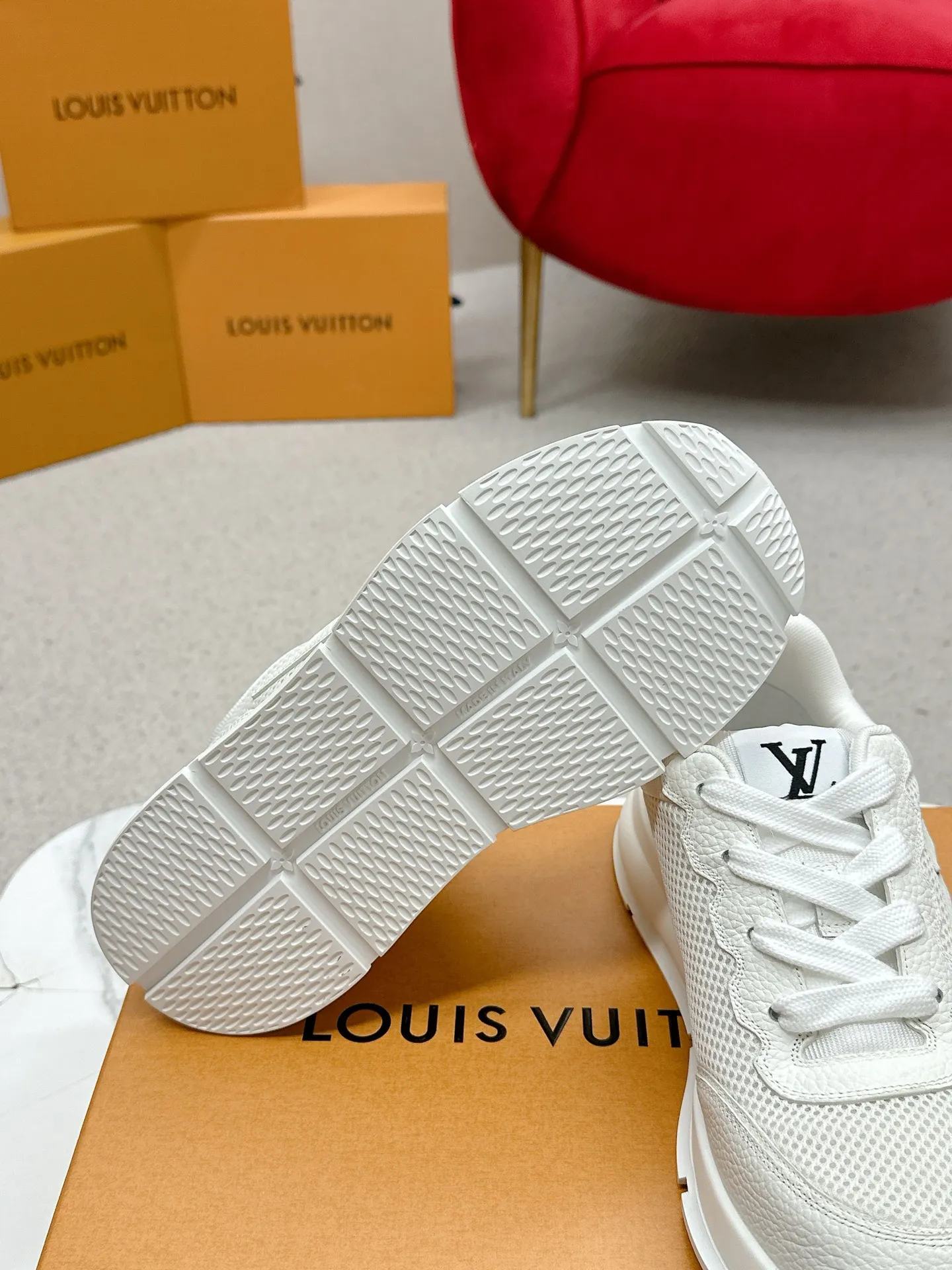 💰320 LV路易威登春夏最新款运动鞋 2025春夏新款 顶级版本‼️原版一致专柜主打最新款休闲鞋 硬货上新✨代购级别!高级感十足!国内外博主刷爆的一款,复古又时髦 增高神器 上脚美炸了!穿上满满的幸福感!官网主推款 ▪️鞋面:荔枝纹小牛皮(纹路细腻不是很粗那种)面料▪️内里:意大利进口透气纱网 ▪️大底:原版开模TPU大底▪️Size男39-44(男款45定制)