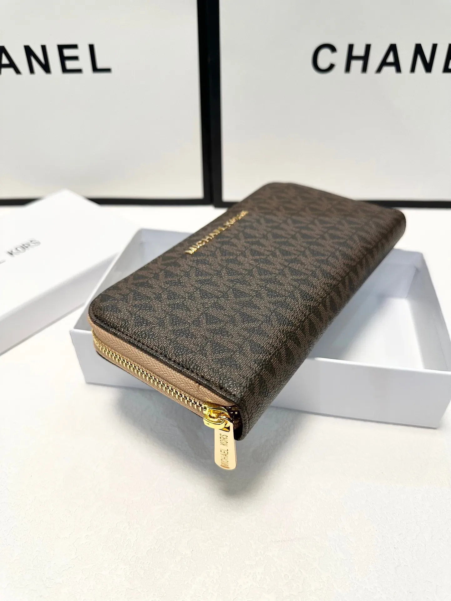 P95🎀🎀颜色 咖🎀尺寸 19x10🎀实拍MK✨优质牛皮🐂手感一流👏时尚设计💋潮版百搭,简约大方,经典永不过时💍单拉链钱包