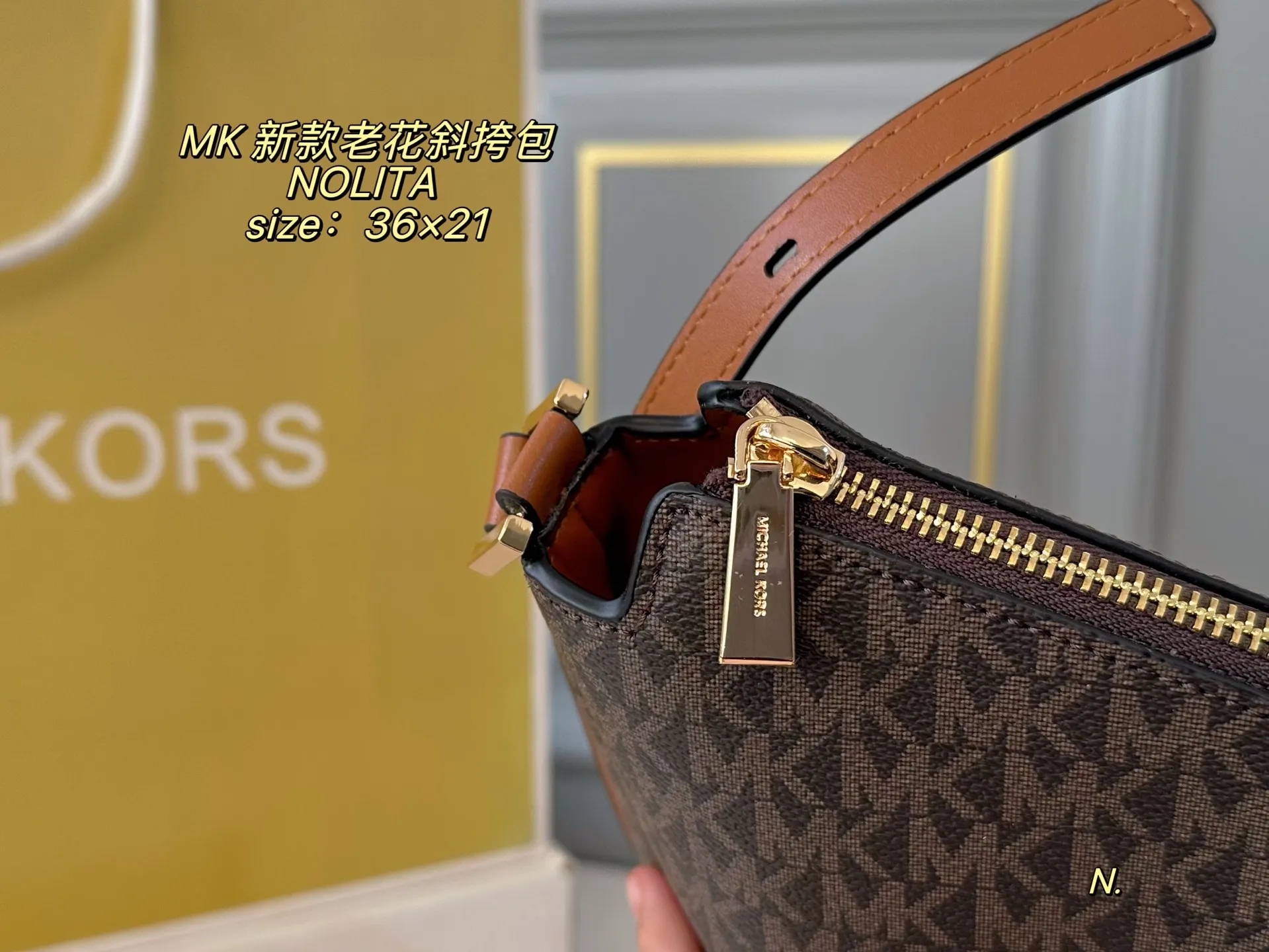 P170(配盒) size:36×21 MK老花新款NOLITA斜挎包🔥 简约大方,超多颜色🉑️选 肩带可调节,解锁多种背法 高级有质感,轻便实用! 时尚与休闲无缝衔接‼️