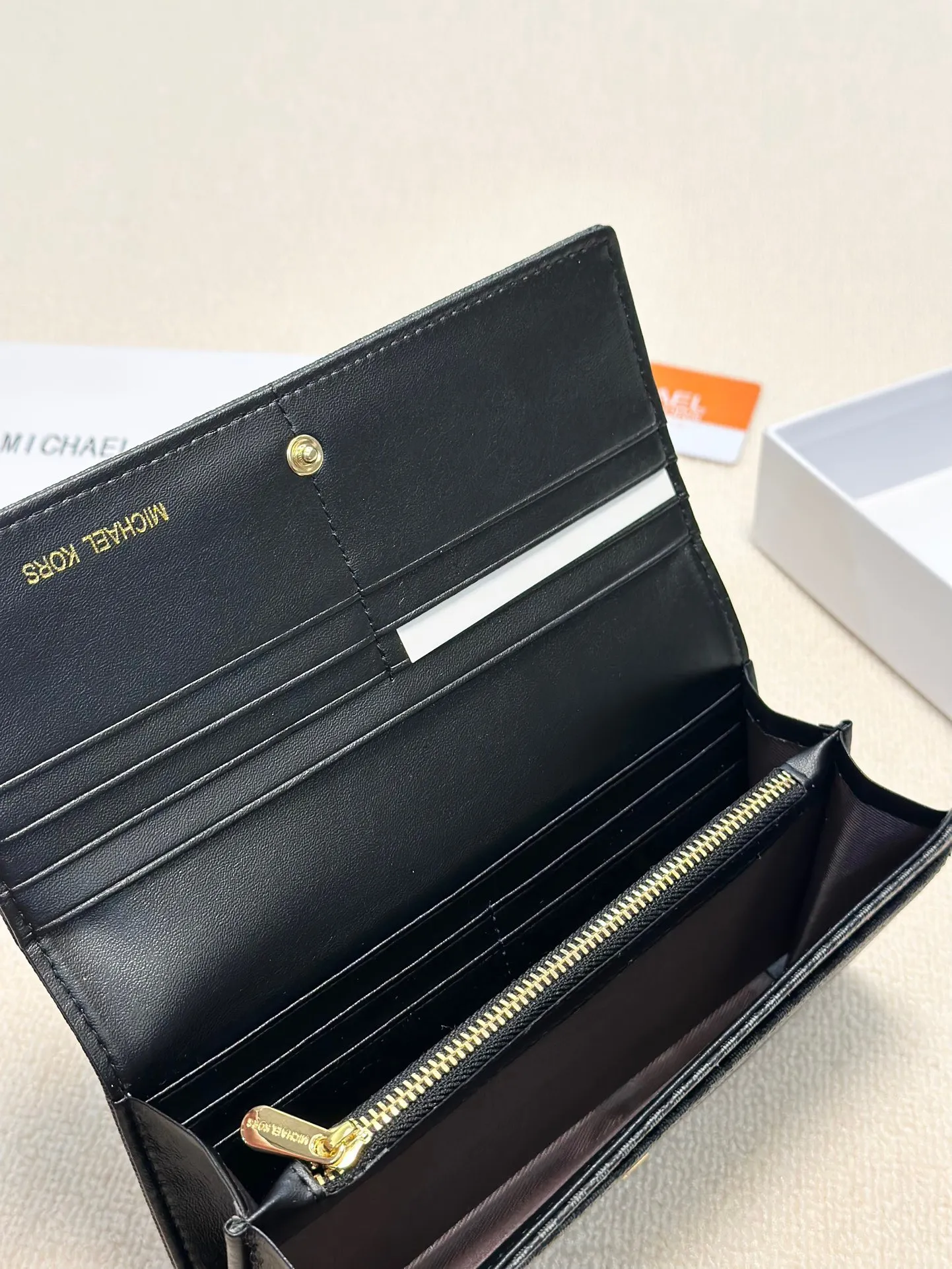 P95🎀🎀颜色 黑 咖🎀尺寸 19x10🎀MK✨优质牛皮🐂手感一流👏时尚设计💋潮版百搭，简约大方，经典永不过时💍长款钱包