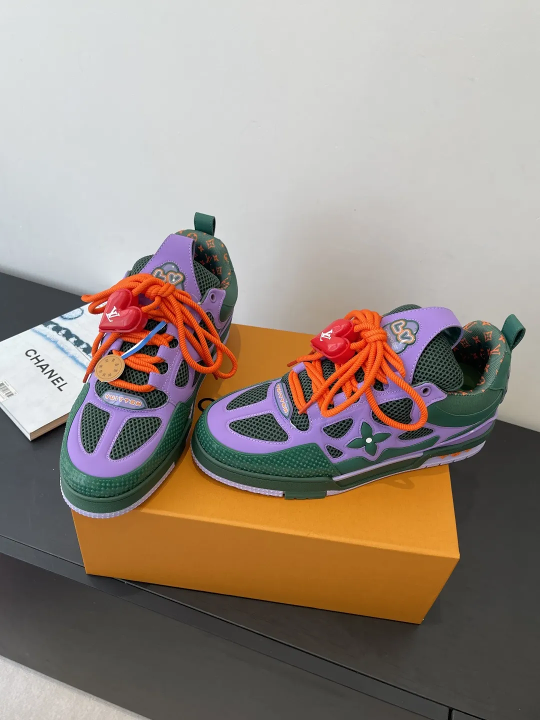 400💰新版面 Louis Vuiton路易威登 Skate系列面包鞋滑板鞋 运动鞋(配饰➕60❗️) LV Skate从2020年开始延续The View专业滑板鞋款,这种风格延续了90年代肥大的版型。设计师们添加了俏皮的元素,例如开放式网面鞋舌和向Axion、es和DC致敬的夸张鞋带。这款LVSK8运动鞋不同于典型的滑板鞋,它采用牛巴革制成,带有TPU饰边和Monogram纹理。最后,还有鞋跟和鞋舌上的logo以及侧面花卉图案。 面料:原版定制头层牛皮+透气网面 内里:原版进口透气网里 鞋底:原版开模tpu大底 码数:35-45