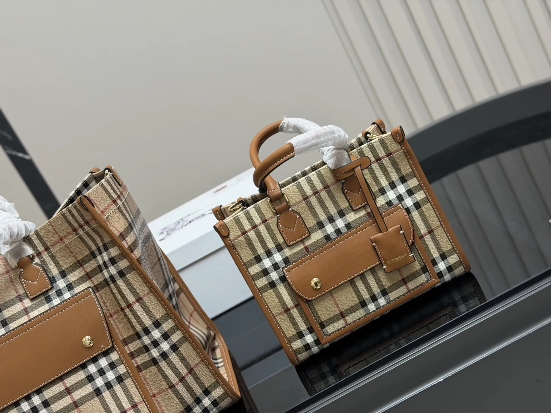 ¥210 ¥180 size: 38.28cm 23.20cm 巴宝莉Freya 帆布tote(托特) 方方正正的外形自带一股复古学院气息! 真的好爱粉色 夏天小托特的不二选择!