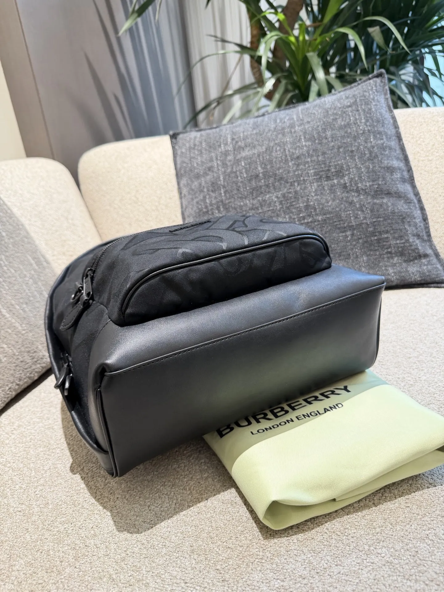 p220 Burberry TB标识尼龙双肩包 Burberry TB标识尼龙双肩包,黑色尼龙材质+经典TB提花,低调又有辨识度+。包身自重轻,容量大,通勤、短途旅行都超实用!内部隔层丰富,能装下电脑、文件等日常物品,外部拉链口袋方便收纳小物。尼龙材质耐用易清洁,还很环保。男女都能背,简约百搭,实用又时髦,是出行必备好物!32×40