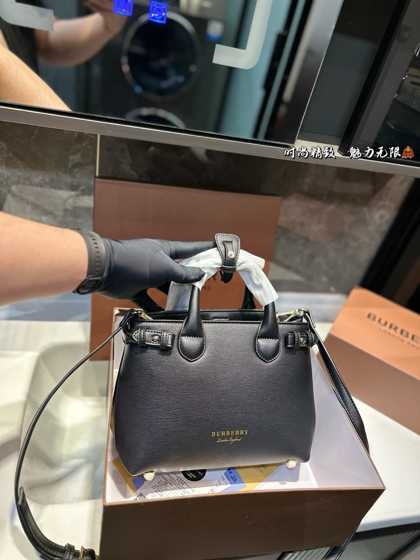 ❤️p165（礼盒包装）❤️ 上❤巴宝莉/burberry 购物袋 这款真的是太好看了吧 你们千呼万唤的款💓💓 怎么背都好看 质量超🐂B PK专柜品质 美妞必留款 趁着现货 抓紧留 size 26 19cm
