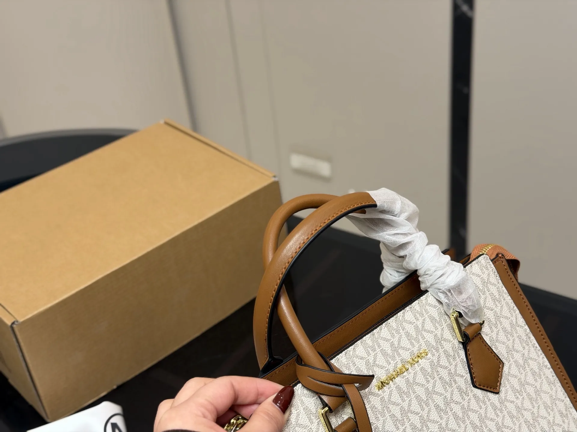 &yen;170 配盒 size：26*20cm mk 新品 你会发现它越看越好看！ 实用型 容量大