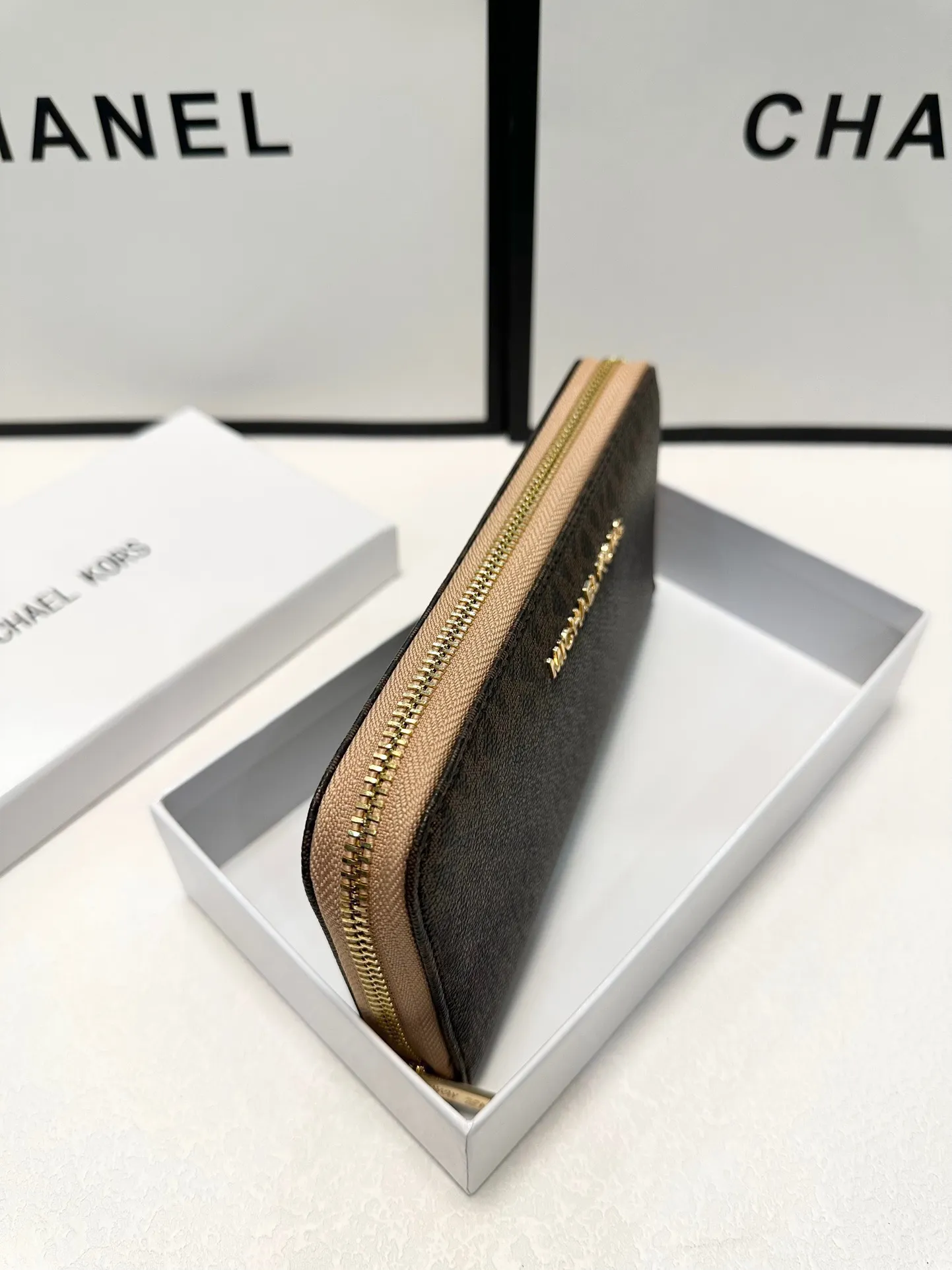 P95🎀🎀颜色 咖🎀尺寸 19x10🎀实拍MK✨优质牛皮🐂手感一流👏时尚设计💋潮版百搭,简约大方,经典永不过时💍单拉链钱包