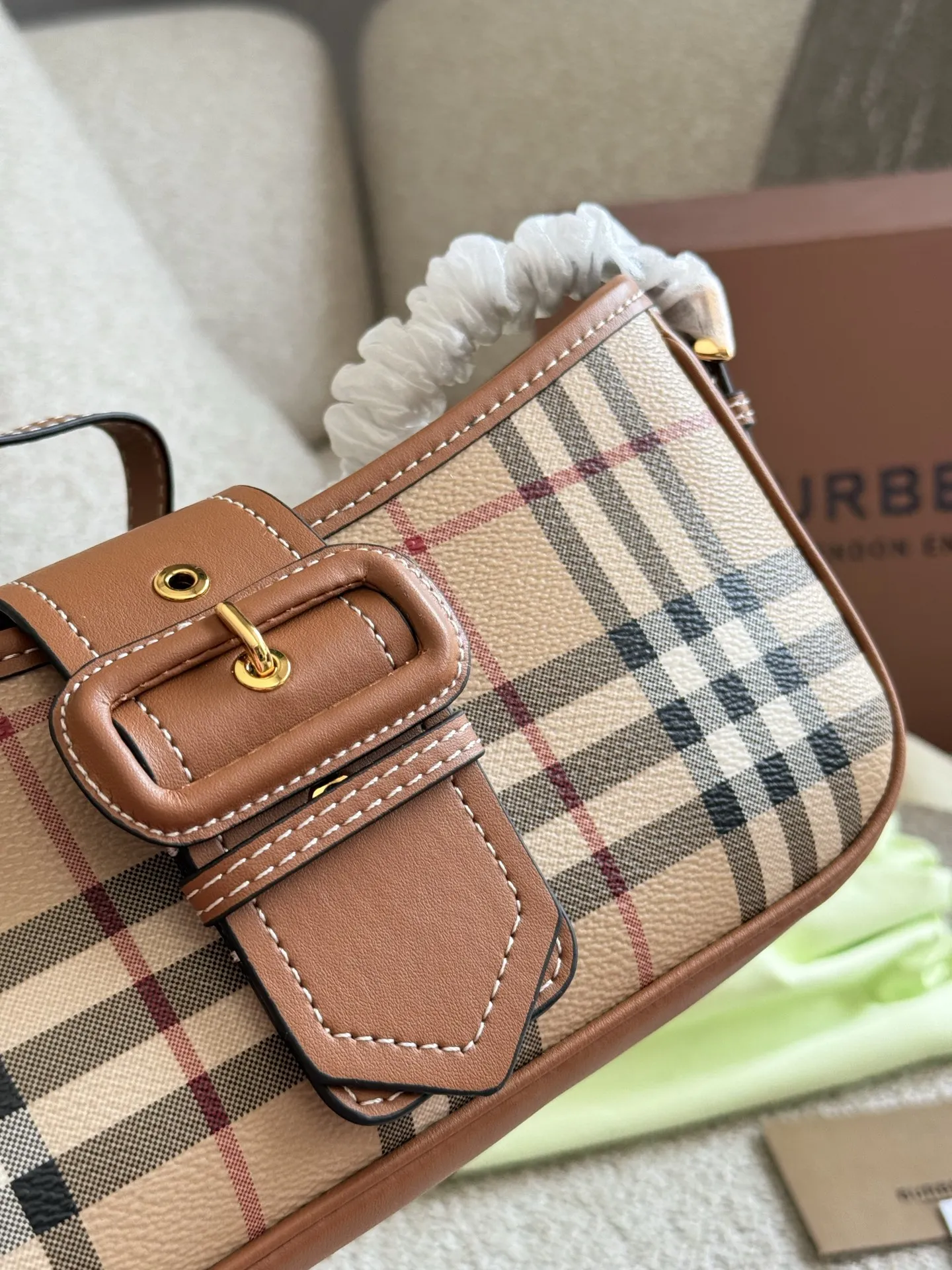 p155 你的夏日必备包款|BURBERRY 采用BURBERRY品牌典藏格纹，将复古的英伦风展现得淋漓尽致，不同的包型可以打造不同的风格体验感25cm