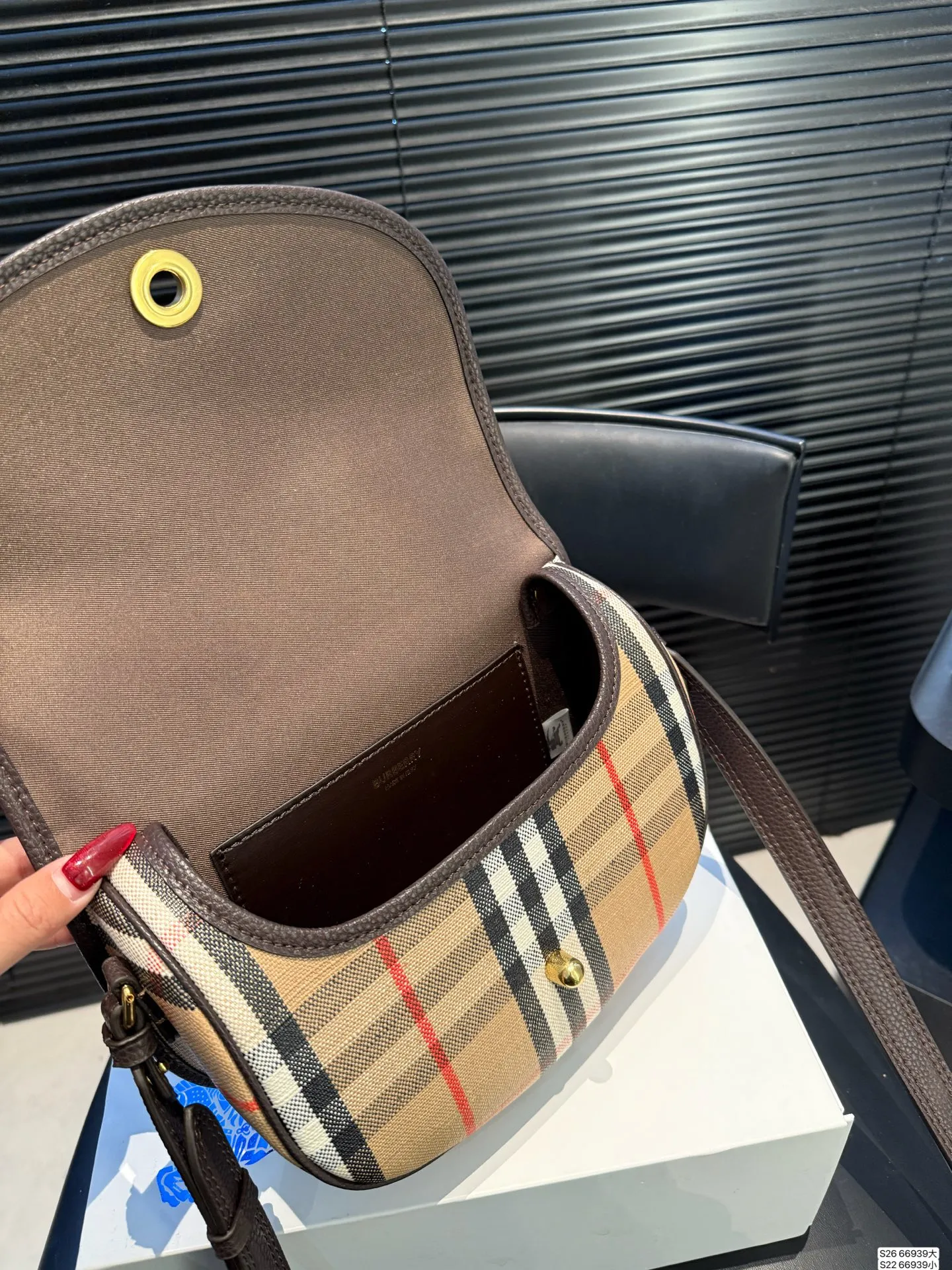 大号P180 小号P160 配折叠盒 当经典格纹,邂逅浓郁秋色 高级感秋日公式,Burberry就够了 尺寸大号24 17 小号19.5 12 货号66939