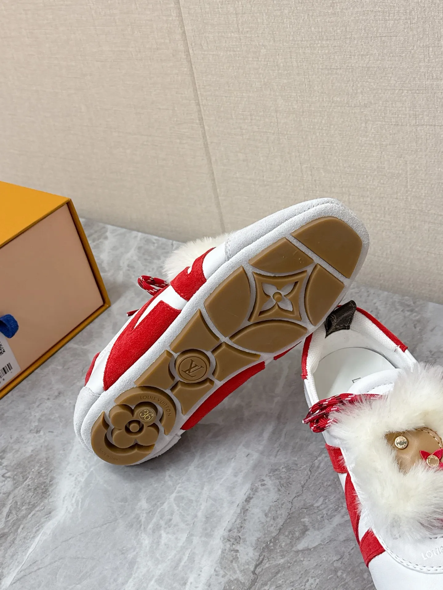 💰320 Louis Vuitton路易威登驴牌春夏Sneakerina系列 芭蕾运动鞋 德训鞋 平底鞋 原版三对购入开发完美复刻Sneakerina 芭蕾风运动鞋以丝滑绒面牛皮革塑造流畅线条 兼具芭蕾舞鞋的轻盈构型和运动鞋的舒适质感。侧面 LV 标识和Monogram 帆布后袢带丰富细节，Sacchetto 工艺和 TPU 外底升级轻柔穿着体验 底厚：1.5CM 面料: 原版定制进口头层牛皮 内里：原版定制透气网里鞋底：原版开模注塑TPU材质Size: 35-42（41 42定制）