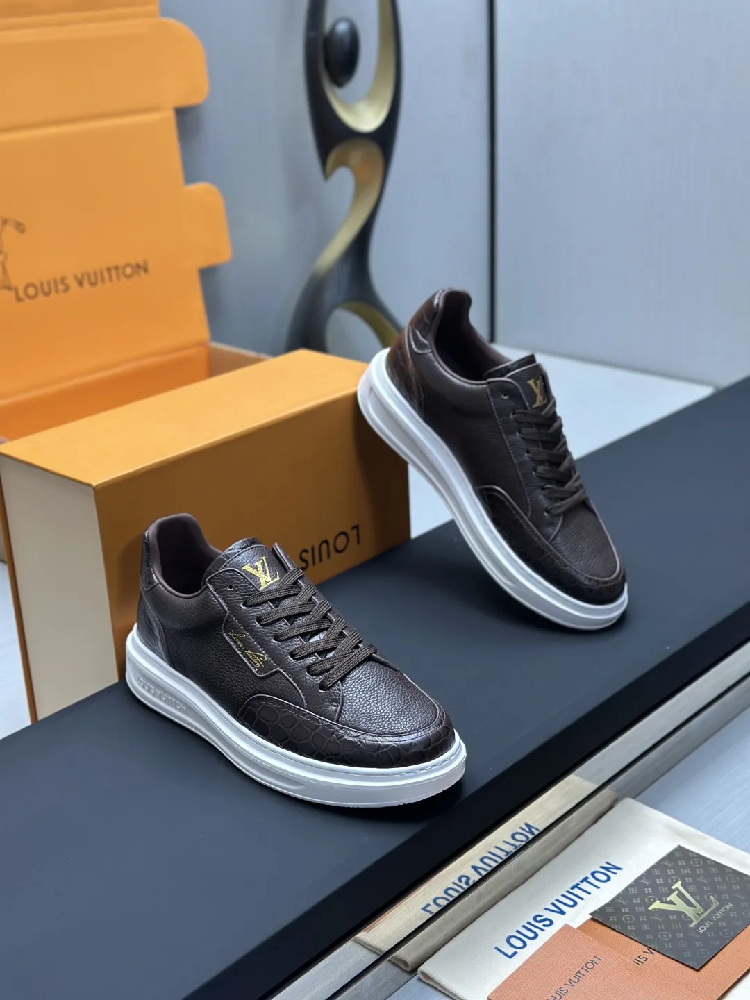 工厂直销&yen;350💰顶级版本全套包装❗️莞产高端货源LV 路易威登 驴牌 L家 BEVERLY HILLS系列 丹宁牛仔布 休闲 运动鞋 本款 Beverly Hills 运动鞋以 Monogram 丹宁布和粒面牛皮革重返新季，搭配厚实而轻盈的橡胶外底，为潮流设计融入舒适体验。鞋带四周勾勒皮革饰边，手写体路易威登标识压印其上 配送专柜精美包装🛍📦 ▪️面料: 原版定制头层牛皮+牛仔布 ▪️内里: 原版定制透气网里 ▪️大底: 原版开模发泡材质 ▪️底厚: 4CM ▪️Size: 男款39-45（4647定做