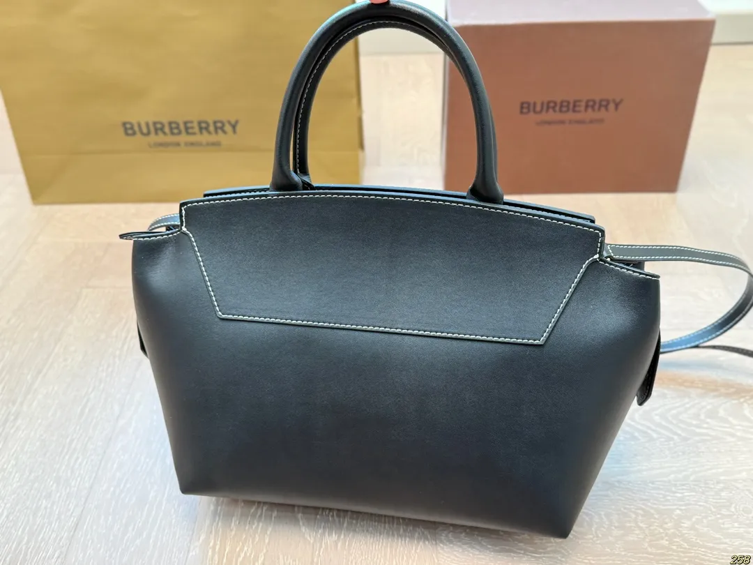 ¥160 Burberry 巴宝莉👜 简直必备款 上身真的很好看 经典气质款 日常出行 容量很大 尺寸28 20