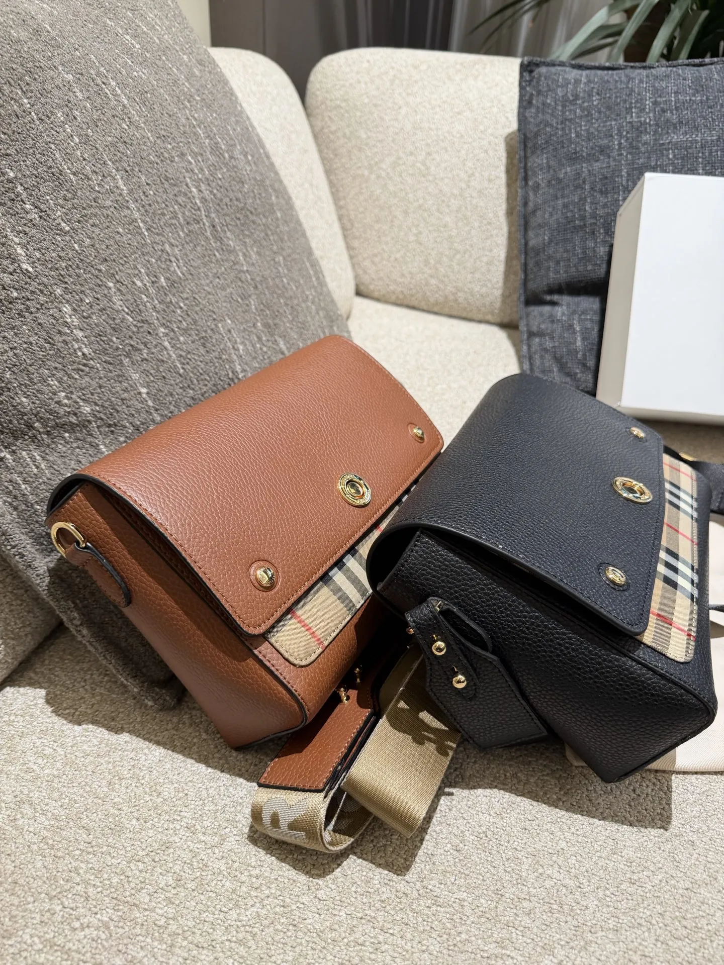 Burberry Note邮差包p165 Burberry Note邮差包,荔枝纹牛皮+经典格纹拼接,低 调又高级!25x17x8cm25x17x8cm,容量超能装,iPad、 雨伞都能放,通勤日常都OK++。宽肩带可调节,减压又百搭,休闲西装都能配。包盖吸扣设计,开合方便,内部空间合理,实用性满分!荔枝纹耐磨耐用,日常通勤、旅行都很 适合,是Burberry经典款,真的很推荐入手!