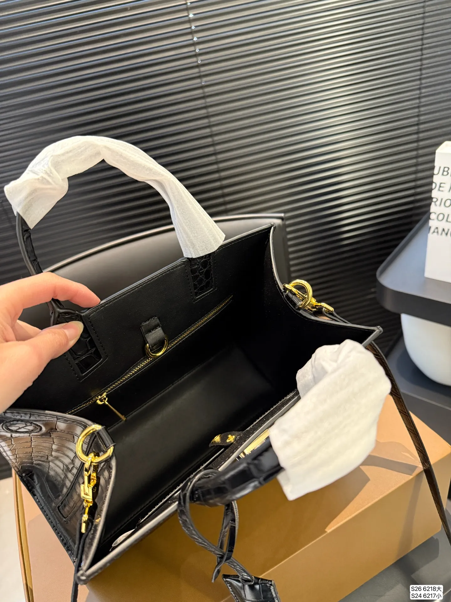 大号P180 小号P170 配折叠盒子巴宝莉Burberry |托特包 新款托特包包啊！ 侧面吸口模式 手提的同时 蒂一根长肩带可以斜挎和单肩！ 快来买呀 尺寸：大号33 24 小号27 21 货号大6218 小6217