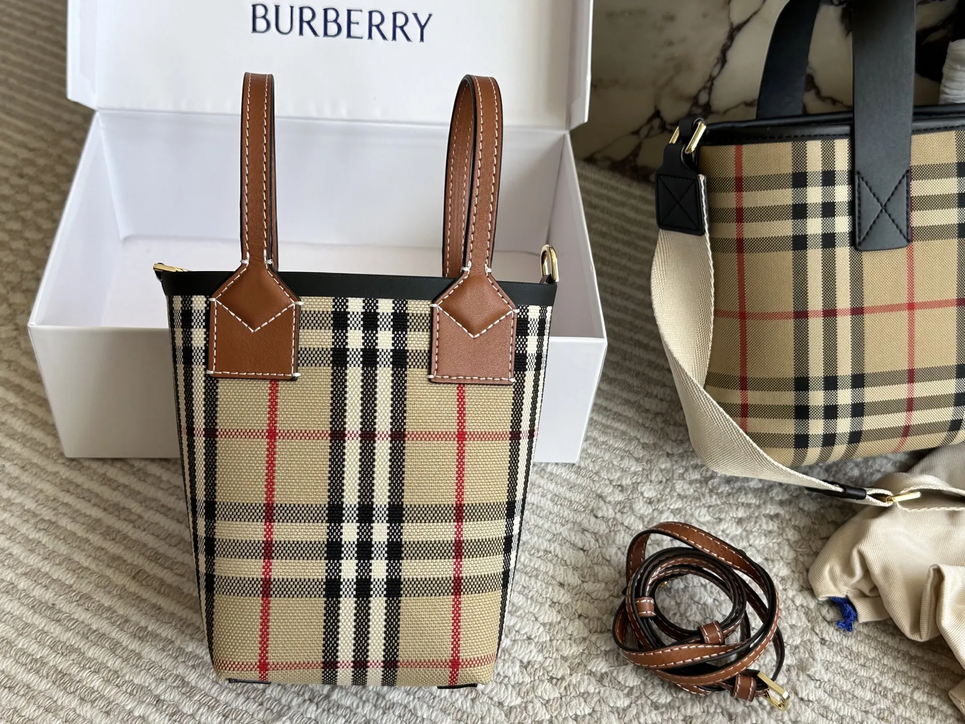 💰150 配盒 size:底宽11 上宽20高18 Bur|可爱的小 格纹水桶包/菜篮子 超级经典的小格子哦!