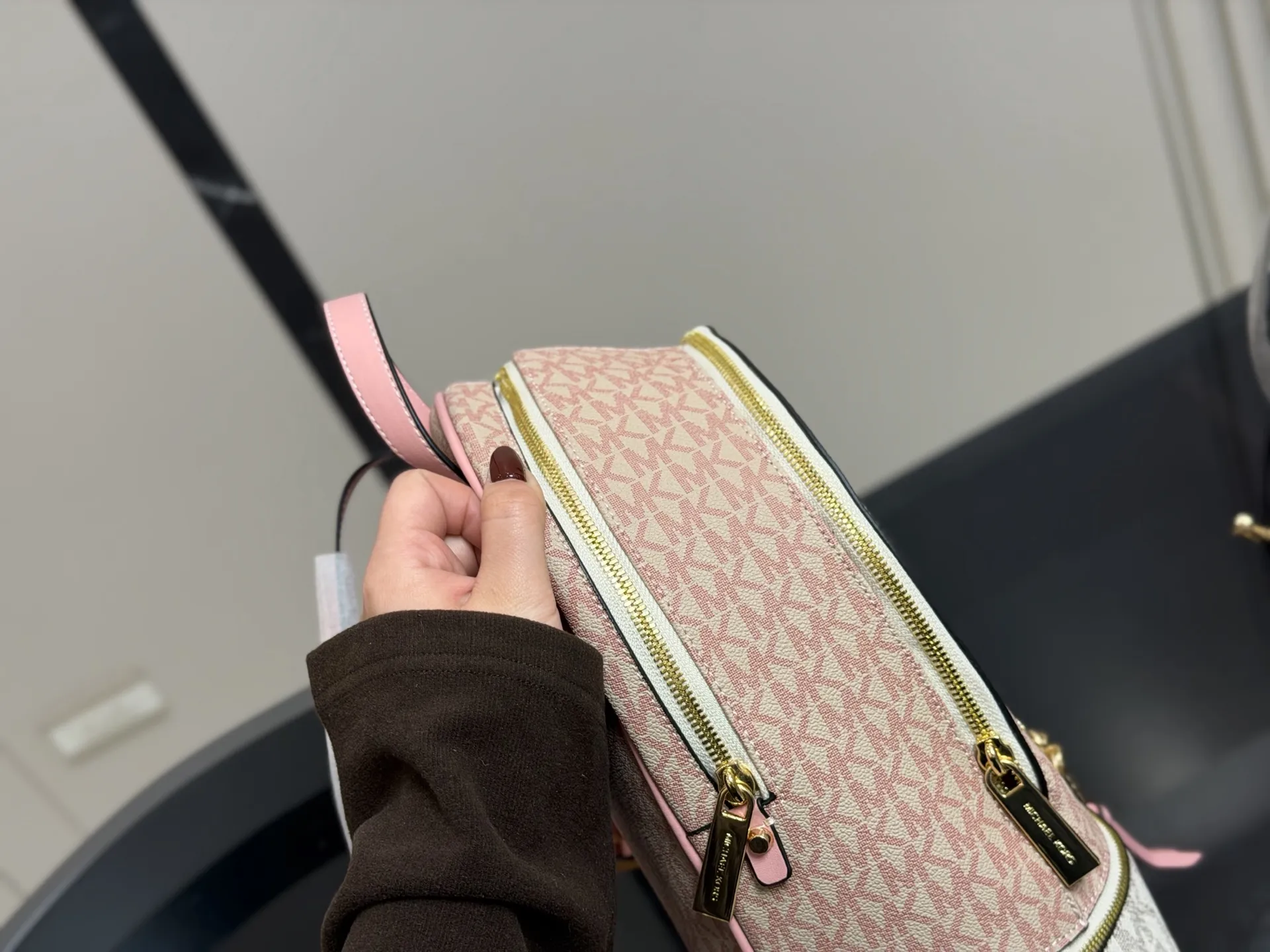 &yen;190 配盒 MICHAEL KORS女包 新款RHEA ZIP拼色LOGO印花女士双肩包背包旅行拉链书包 Mk双肩算是所有同款中高端系列 Mk作为轻奢品牌原本价格就走平民路线 所以这种经典复古款式是势必要入一只的了 秋季计划出游提上日程的宝宝们 必备一款轻便容量又大的双肩哦！ 简单耐用 大容量 实用性很强！ 30&times;32cm